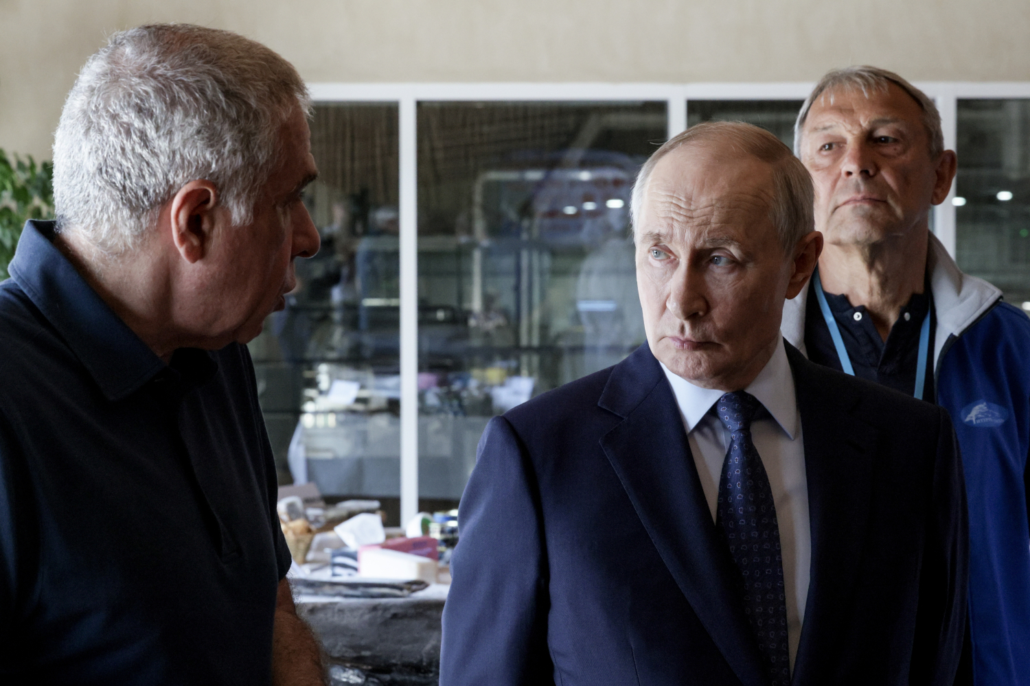 13 августа президент России Владимир Путин в первый раз посетил курильский остров Итуруп. В Восточной и Южной Азии его визит стал новостью номер один: о нем сообщали с пометкой «молния». Что делал президент России на острове Итуруп – в галерее  «Ведомостей».