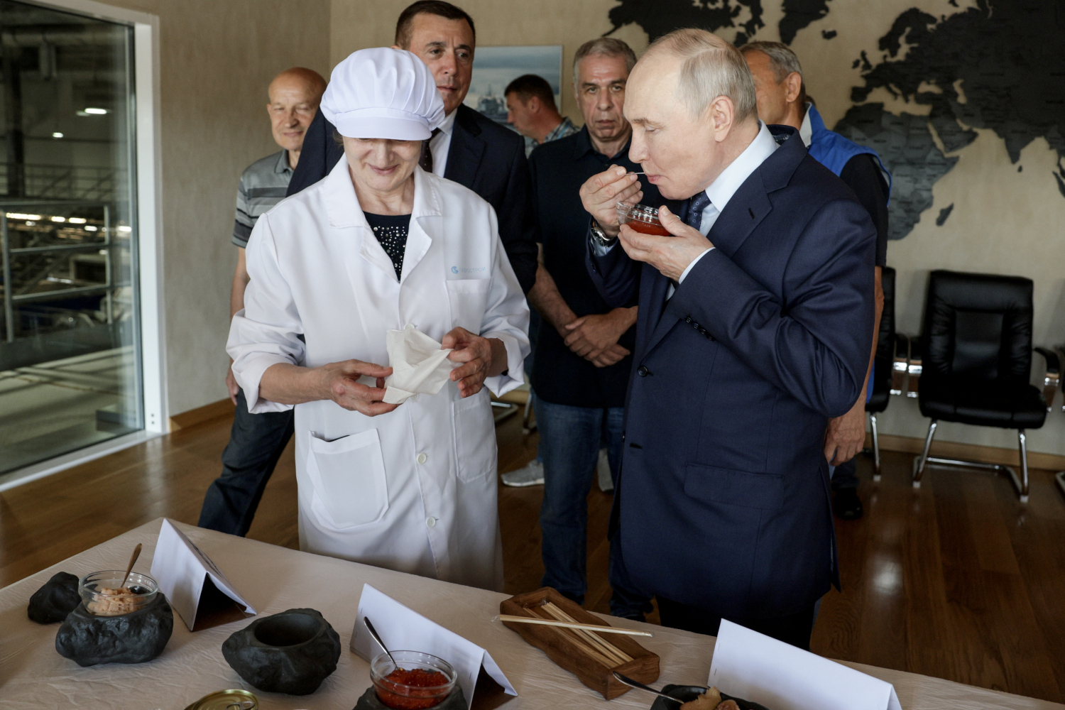 Во время экскурсии Владимира Путина угостили красной икрой минтая, кеты и горбуши, а затем пообещали дать посылку с деликатесом с собой.