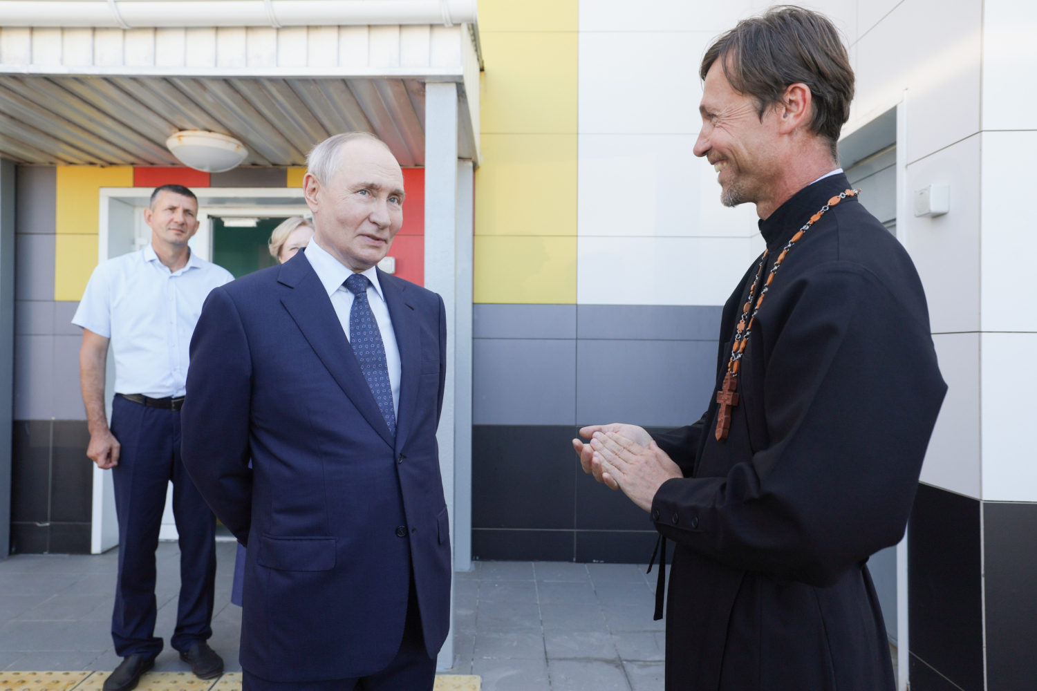 Президент Владимир Путин прибыл на Итуруп после того, как поучаствовал в учениях Тихоокеанского флота и осмотрел ракетный крейсер «Варяг». После его визита на Южные Курилы Токио выразил Кремлю «решительный протест», так как все еще претендует на острова Итуруп, Кунашир, Шикотан и Хабомаи, вернувшиеся Москве по итогам Великой Отечественной войны.