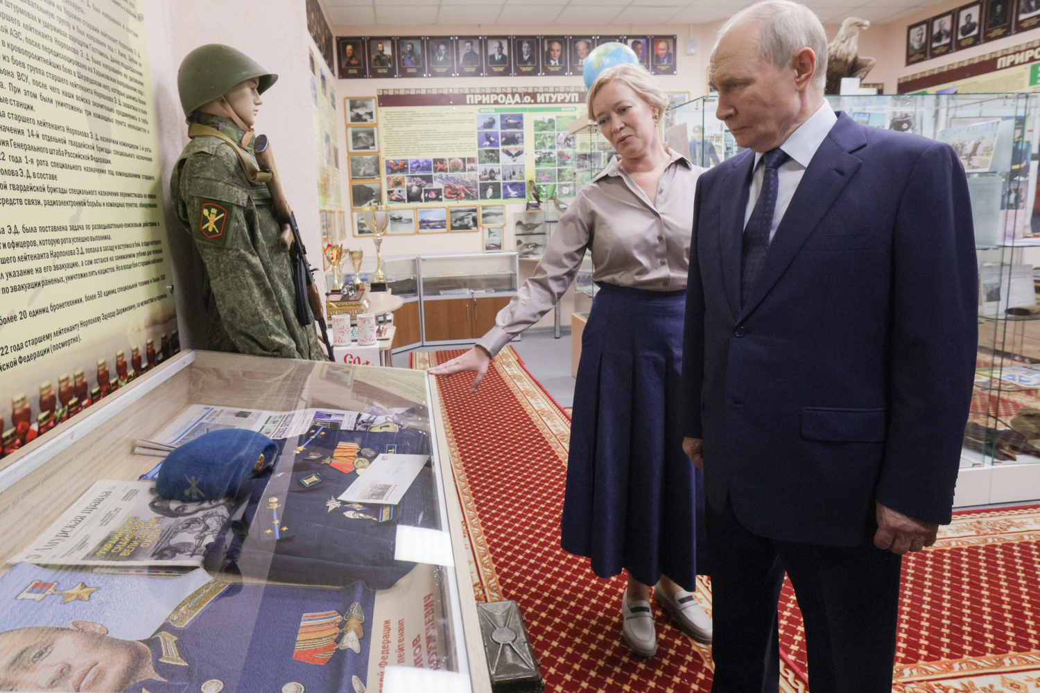 Президент осмотрел классы и музей средней школы имени Героя России Эдуарда Норполова (на фото).
