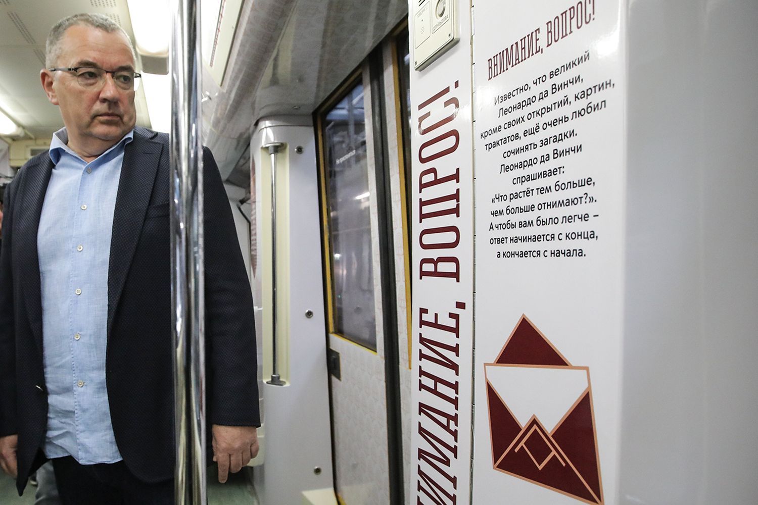 После смерти создателя «Что? Где? Когда?» Владимира Ворошилова в 2001-м Борис Крюк сменил его в кресле режиссера, автора и ведущего игры. Но от зрителей и знатоков нового «господина ведущего» скрывали: его не показывали, а голос видоизменили при помощи компьютерной программы. В кадре Борис Крюк появился только через семь лет – на награждении Андрея Козлова званием магистра игры в 2008 г. Они тесно знакомы: Козлов вел «Брэйн ринг» и режиссировал «Любовь с первого взгляда» (а Крюк – наоборот).