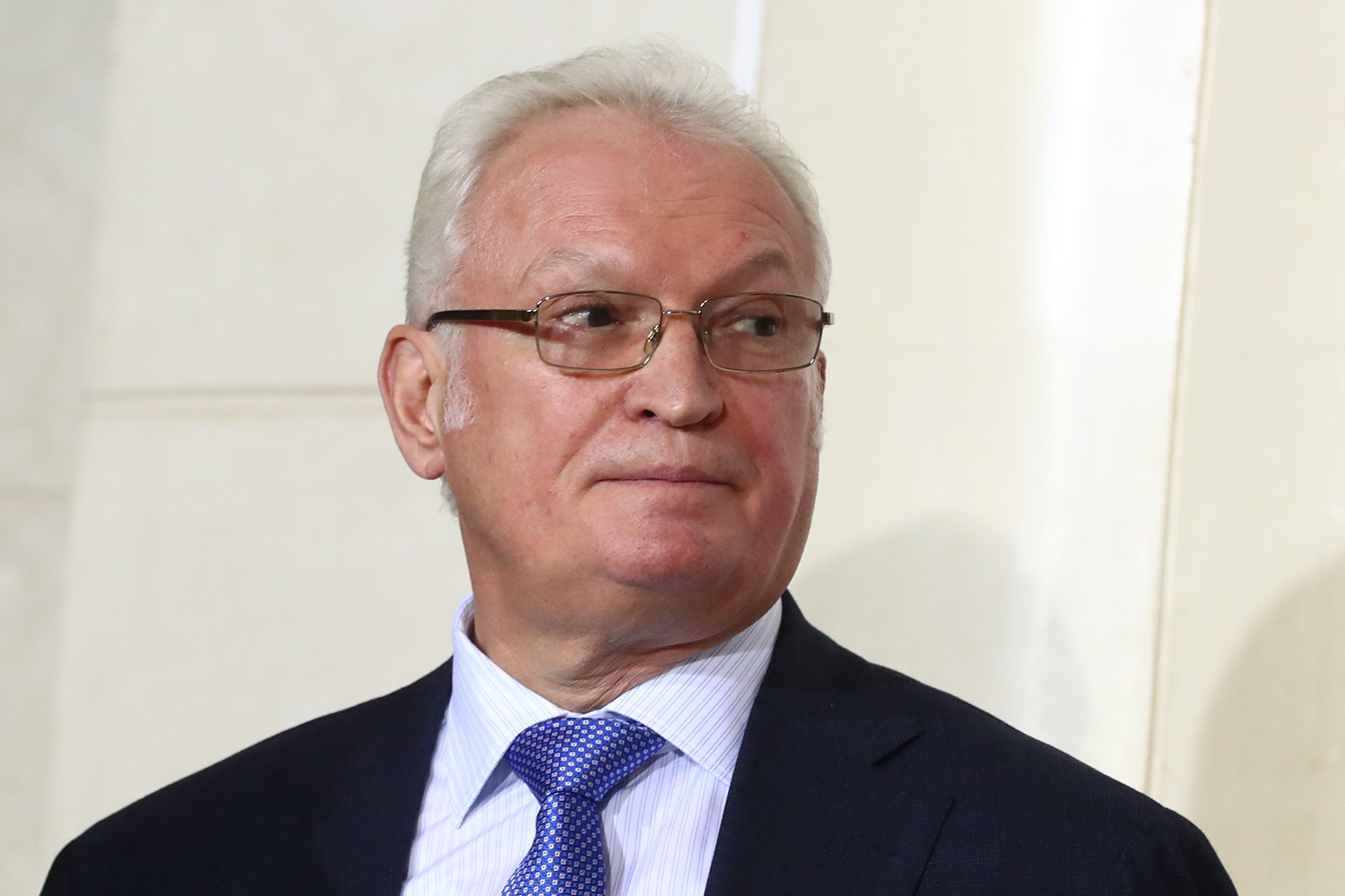 В августе 1991 г. я работал в центральном аппарате КГБ СССР и входил в круг ближайших доверенных лиц председателя КГБ Владимира Крючкова и его первого заместителя Виктора Грушко, и будучи полковником Комитета госбезопасности, участвовал в подготовке ГКЧП. Эти дни запомнились мне прежде всего ощущением огромного напряжения и ожидания, а затем нарастающей растерянности. Мы видели, что руководство ГКЧП, к сожалению, не принимает тех решений, которых от него ждут. Шли бесконечные разговоры и совещания, но необходимых приказов не было. При этом большинство руководителей и личного состава КГБ и Министерства обороны были готовы выполнять решения руководства. На наших глазах инициатива постепенно переходила к Ельцину и его сторонникам.У ГКЧП в первые часы были в распоряжении огромные государственные ресурсы, поддержка силовых структур и возможность действовать в правовом поле. Но самое главное – это поддержка всего советского народа, которую он продемонстрировал на референдуме в марте 1991-го, когда 76,4% избирателей проголосовали за сохранение Союза. Одним из ключевых шагов мог стать немедленный созыв Съезда народных депутатов СССР, который мог решить вопрос о власти легитимным путем. Но этого сделано не было. Крючков стремился избежать крови и не раз говорил: «Самые большие глупости – кровавые». Это человечески понятная позиция, и именно поэтому не последовало приказа о штурме Белого дома. Я и сам 20 августа говорил людям, находившимся там, что штурма не будет. Но политически получилось так, что ГКЧП, отказавшись от исключительно силового сценария, одновременно не сумел предложить убедительный законный сценарий действий. Возник вакуум, которым немедленно воспользовались Ельцин и его команда. Окно возможностей было очень коротким.