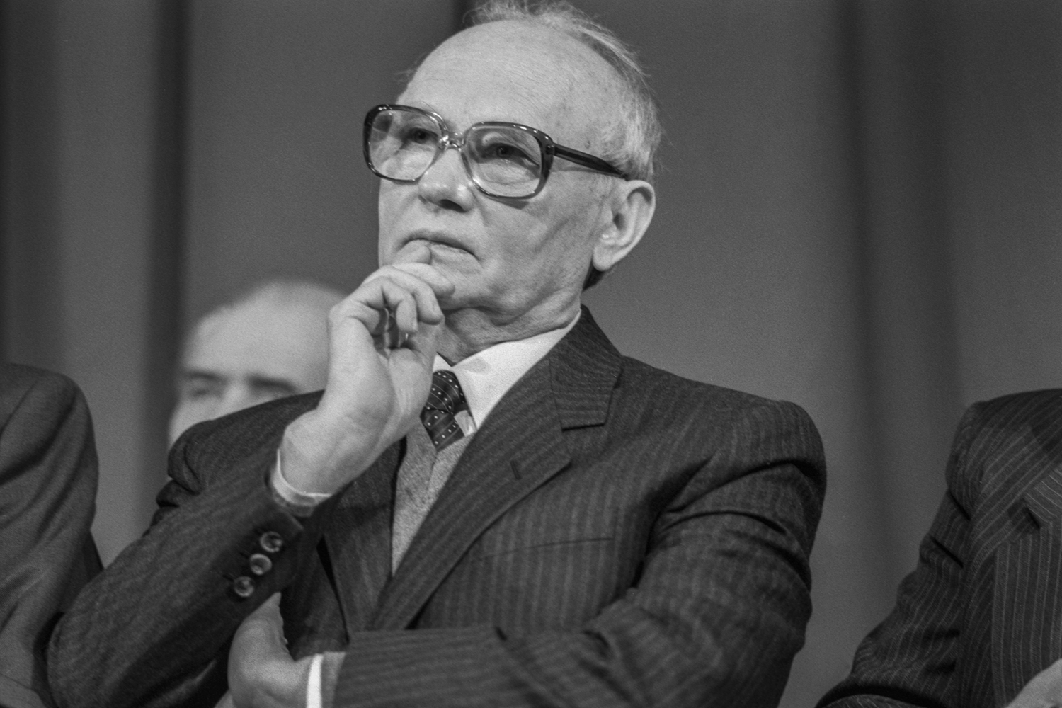 Владимир Крючков возглавлял КГБ СССР и к августу 1991-го активно участвовал в разработке мер «по стабилизации обстановки», включая изоляцию Горбачева в Форосе. В ГКЧП отвечал за силовой и информационный блоки – контролировал коммуникации и координировал спецслужбы. 24 августа, спустя два дня после ареста, Крючков написал письмо своему преемнику Вадиму Бакатину, где назвал действия комитета государственным переворотом, а свое участие в нем – преступным. 25 августа он обратился и к самому Горбачеву, заверяя, что замысел не включал отстранения президента от власти.«Мы не хотели устраивать путч. Выступили исключительно в рамках Конституции. И второе: мы страшно боялись пролить кровь. За два дня до выступления, когда мы в последний раз собрались в Кремле, то сказали: если только появится опасность кровопролития, мы сойдем с дороги, как бы далеко уже ни зашли», – говорил Крючков в интервью. После освобождения сотрудничал с «Экспериментальным творческим центром» Сергея Кургиняна. Позднее работал советником директора ФСБ, а также участвовал в деятельности ряда коммерческих структур. Скончался в ноябре 2007 г. от инфаркта в возрасте 83 лет.