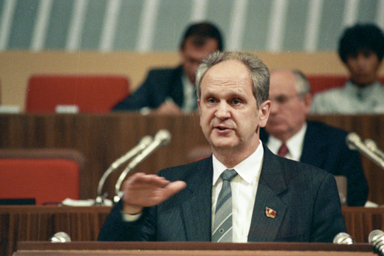 Борис Пуго в 1991 г. был министром внутренних дел СССР. На его ведомство возлагались задачи по поддержанию порядка в городах, контролю улиц и пресечению возможных протестов. Министр был убежденным сторонником сохранения единого союзного государства и считал, что без жестких мер удержать страну от распада невозможно.Когда стало ясно, что путч провалился, к Пуго направилась группа для задержания. 22 августа 1991 г., не дожидаясь ареста, он покончил с собой. Незадолго до этого он утверждал, что «совершил неожиданную для себя ошибку, равноценную преступлению». Его жена также свела счеты с жизнью: ее успели доставить в больницу, но на следующий день Валентина Пуго скончалась.