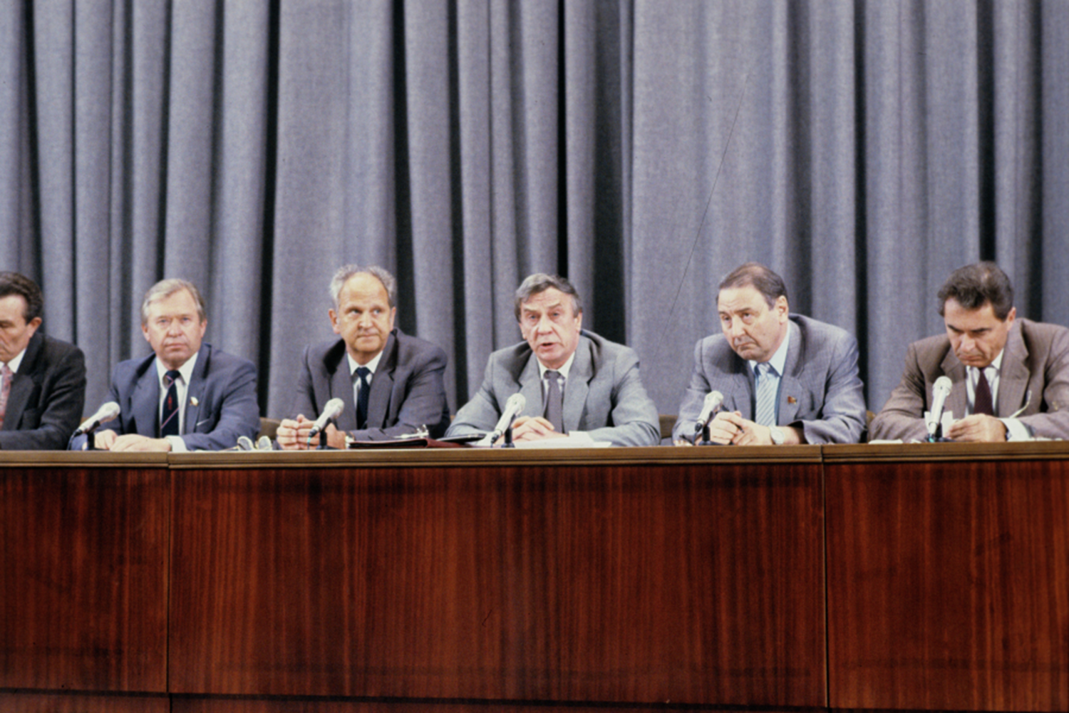 Рано утром 22 августа 1991 г. в своем кабинете в Кремле был задержан вице-президент СССР и фактический руководитель Государственного комитета по чрезвычайному положению (ГКЧП) Геннадий Янаев. К тому моменту уже были взяты под стражу глава КГБ Владимир Крючков и министр обороны Дмитрий Язов, а министр внутренних дел Борис Пуго покончил жизнь самоубийством. Как сложились судьбы участников ГКЧП – в галерее «Ведомостей».