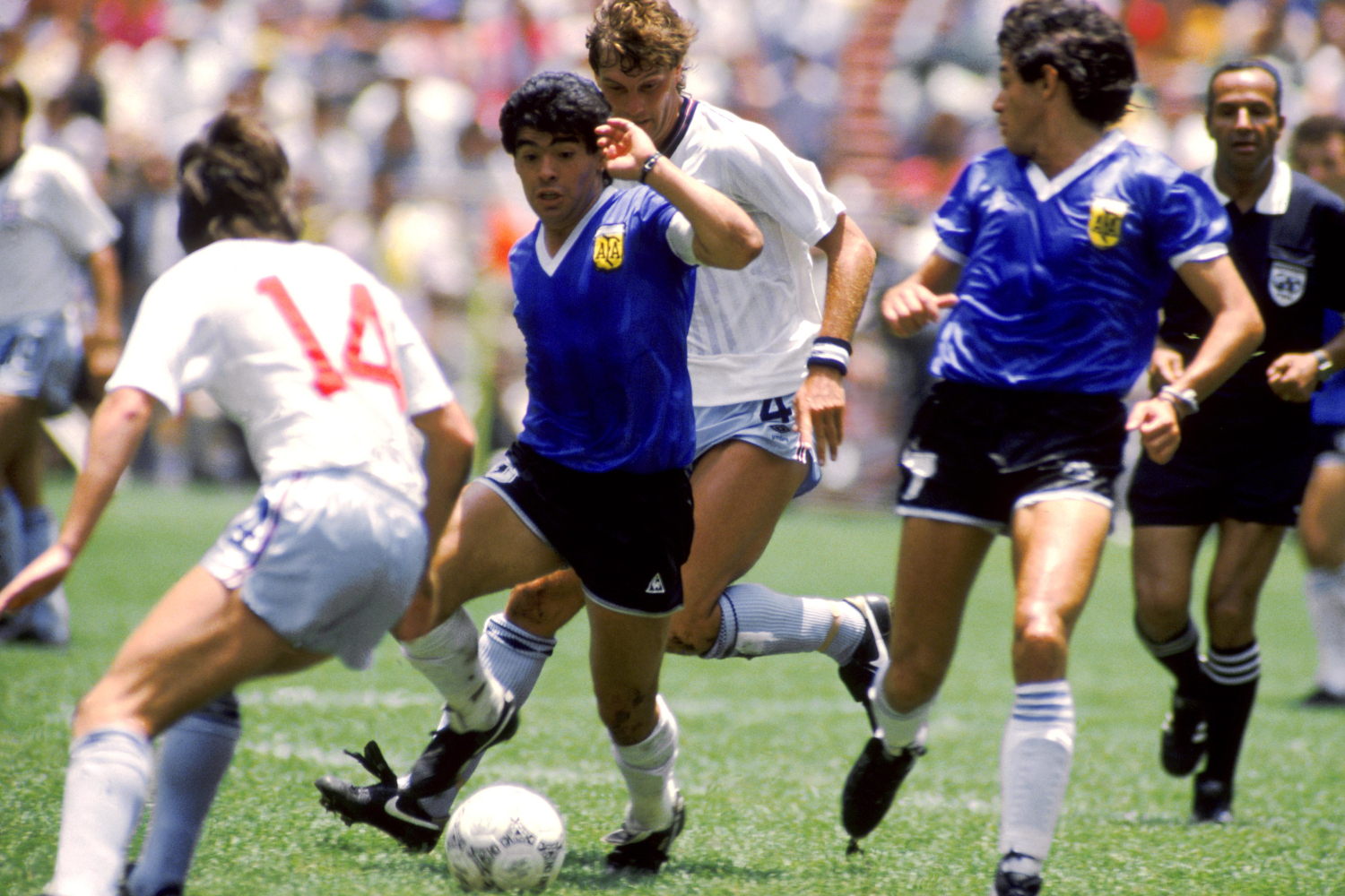 На аукционе Heritage Auctions в США за $3,35 млн продали мяч Adidas Azteca, которым аргентинский капитан Диего Марадона забил 22 июня 1986 г. легендарный гол «рукой Бога» в четвертьфинале чемпионата мира по футболу против Англии. Более 30 лет реликвия хранилась у главного арбитра той встречи – тунисца Али Бин Нассера. В 2022 г. он продал мяч за $2,37 млн. В Heritage Auctions лот назвали «уникальным» и «самым значительным памятным предметом в мире футбола из всех существующих». Еще более ценной оказалась футболка с того матча: он обменялся ею с английским полузащитником Стивом Ходжем. Именно от Ходжа лот попал на Sotheby’s в мае 2022 г. и был реализован за 7,14 млн фунтов ($9,28 млн). Какие еще спортивные реликвии били рекорды на аукционах – в галерее «Ведомостей».