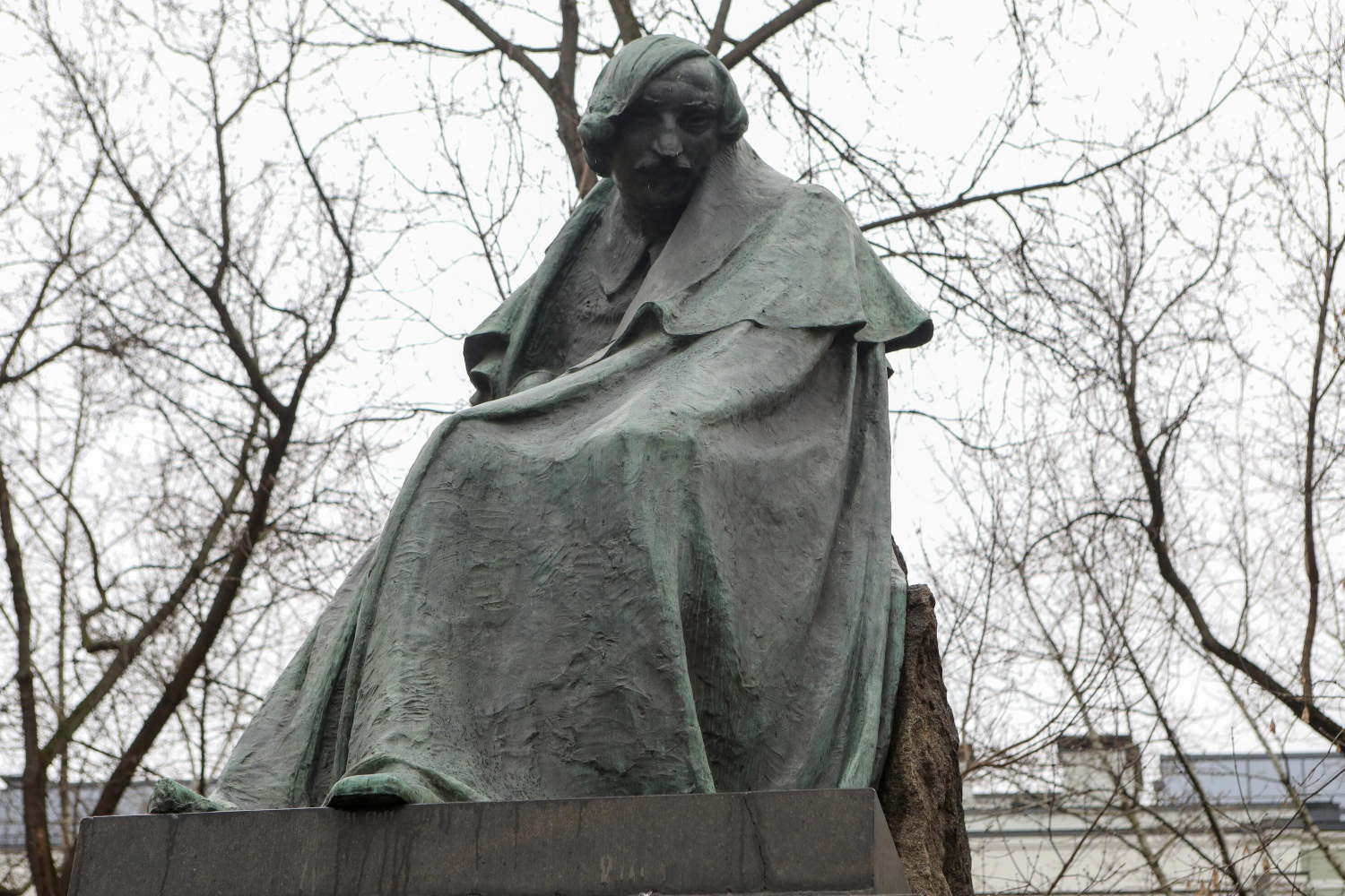Памятник Николаю Гоголю, созданный Николаем Андреевым, установили в 1909 г. к столетию со дня рождения писателя. Первоначально монумент находился в конце Пречистенского (ныне Гоголевского) бульвара. В 1951 г. его переместили на территорию Донского монастыря: в тот период ряд монументов сочли идеологически неудобными, и их временно «приютили» в монастырском комплексе. Однако уже в 1959-м, на волне хрущевской оттепели, скульптуру вернули в городскую среду. Ее установили во дворе бывшей усадьбы графа Александра Толстого на Никитском бульваре, где Гоголь провел последние годы своей жизни. На прежнем месте, освободившемся после переноса андреевского памятника, в 1952 г. поставили новый монумент писателю – работы Николая Томского, который был «оптимистичным» и соответствовал духу времени.