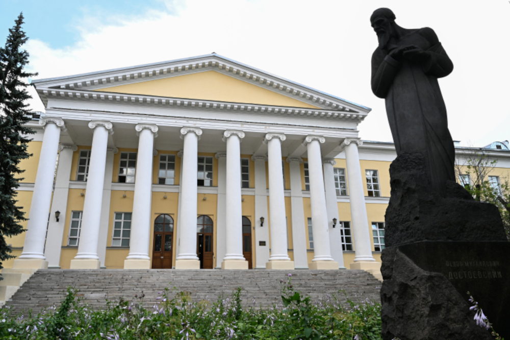 Скульптура Федора Достоевского работы Сергея Меркурова была установлена в рамках плана монументальной пропаганды в 1918 г. в сквере на Цветном бульваре. В 1936 г., при прокладке трамвайных путей, памятник перенесли во двор Мариинской больницы на улице Старая Божедомка (сейчас – улица Достоевского). Именно в северном флигеле этого здания писатель родился и провел первые 16 лет своей жизни. 20 лет фигура из гранита (высотой около 3 м) стояла прямо на земле, без какого‑либо возвышения. Лишь в 1956-м архитектор Исидор Француз спроектировал и соорудил для нее невысокий постамент, придав композиции завершенный вид.