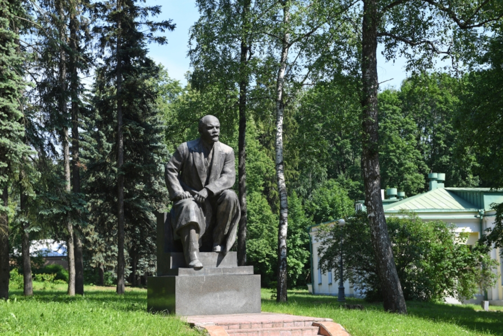 Бронзовая фигура Владимира Ленина, авторами которой стали скульпторы Вениамин Пинчук и Сергей Сперанский, появилась в Тайницком саду Московского Кремля в 1967 г. В 1995 г. памятник демонтировали. Сначала его временно разместили на Крымской набережной, затем скульптуру окончательно перевезли в музей‑заповедник «Горки Ленинские», где располагается по сей день.