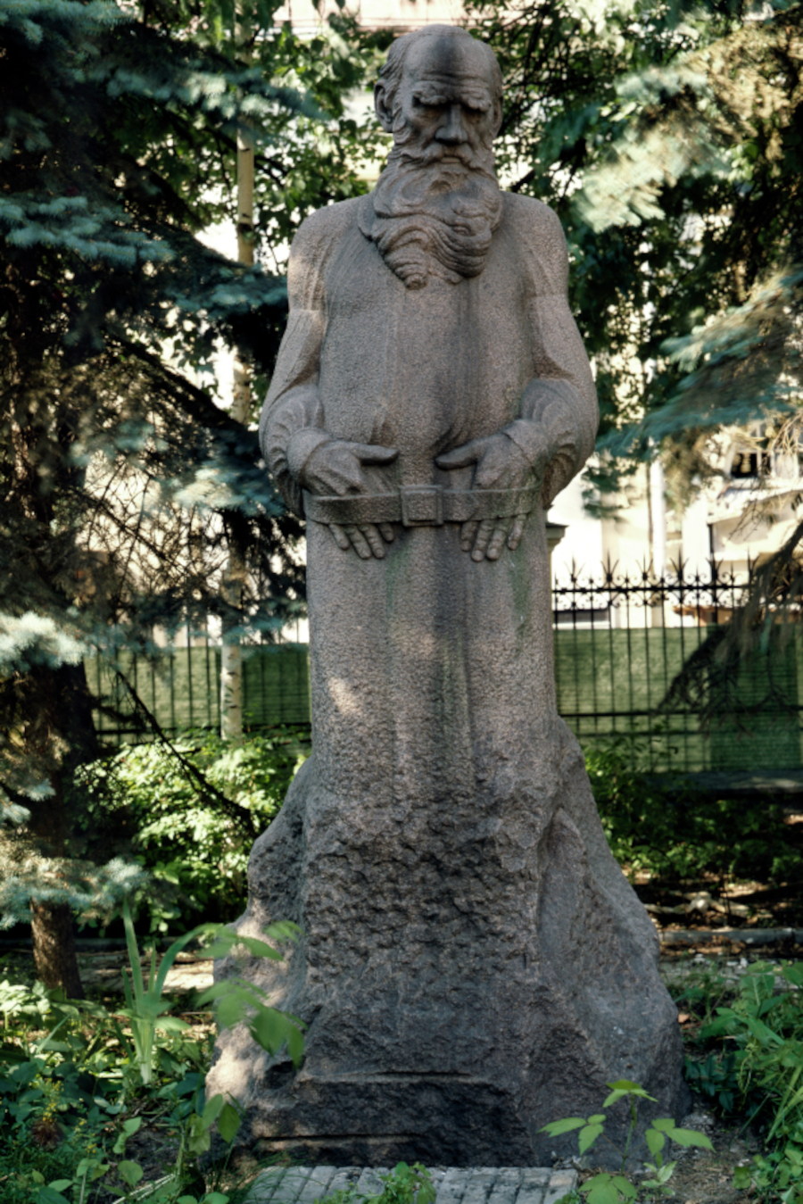 Памятник Льву Толстому, изготовленный Сергеем Меркуровым в 1913 г., в 1928 г. разместили в сквере Девичьего поля. В 1972 г. четырехметровую композицию из красного гранита передали в историческое пространство, связанное с жизнью и творчеством писателя на Пречистенке. На Девичьем поле установили новый, более масштабный монумент Толстому работы Алексея Портянко.