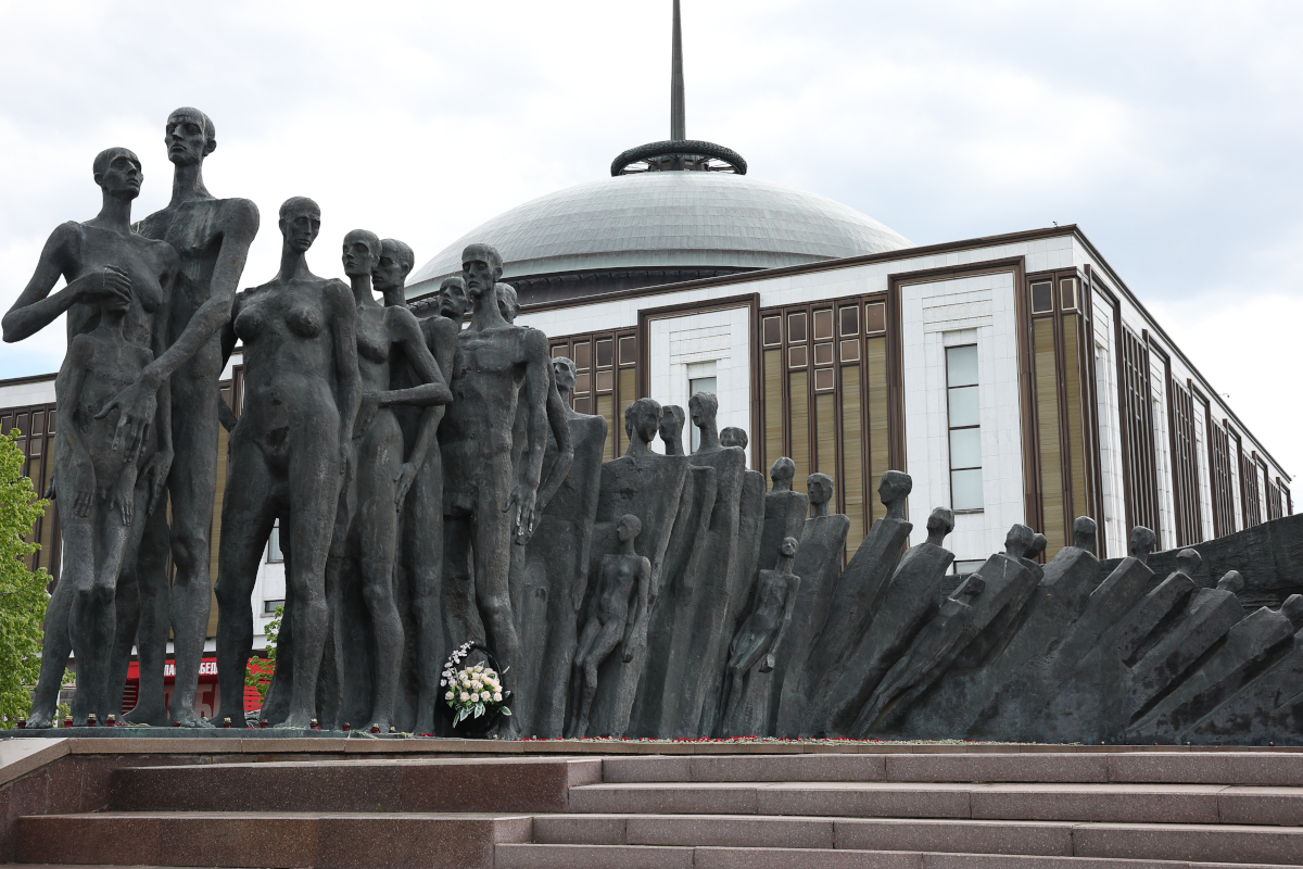 Мемориал «Трагедия народов», созданный Зурабом Церетели, был установлен в парке Победы в 1997 г. Вереница изможденных человеческих фигур отлита из бронзы (стелы и основание выполнены из гранита). Однако еще до завершения монтажа в прессе развернулась широкая общественная дискуссия: некоторых горожан смутила нагота персонажей в композиции. Для части зрителей это казалось излишне откровенным в мемориальном контексте. В итоге памятник демонтировали и перенесли на другую площадку – за Центральным музеем Великой Отечественной войны.