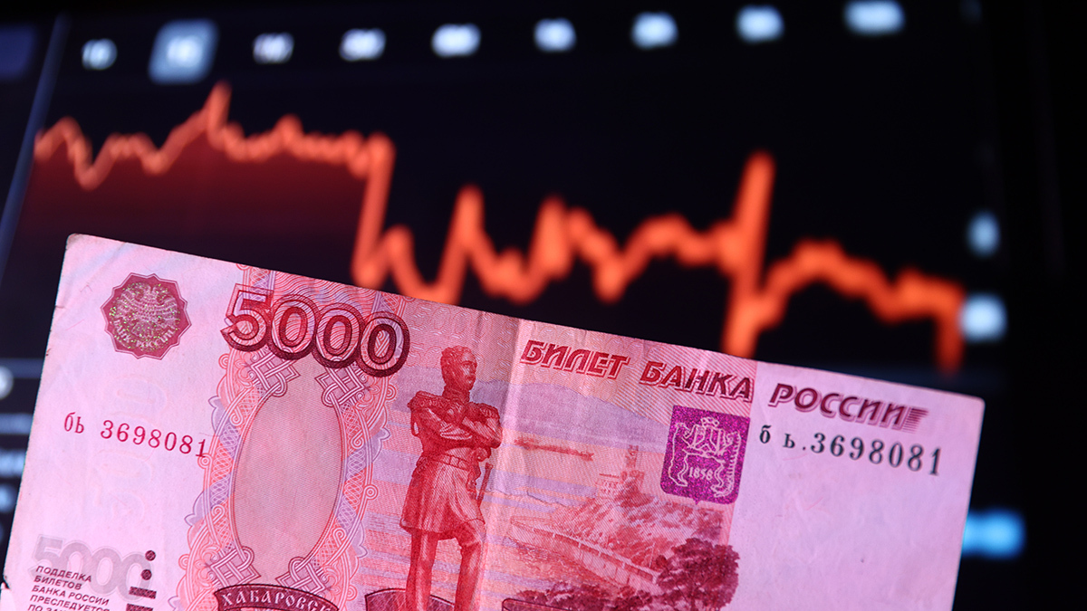 Плавное ослабление курса может сыграть на руку Минфину и позволит сократить дефицит бюджета, а также улучшит ситуацию для экспортеров в целом