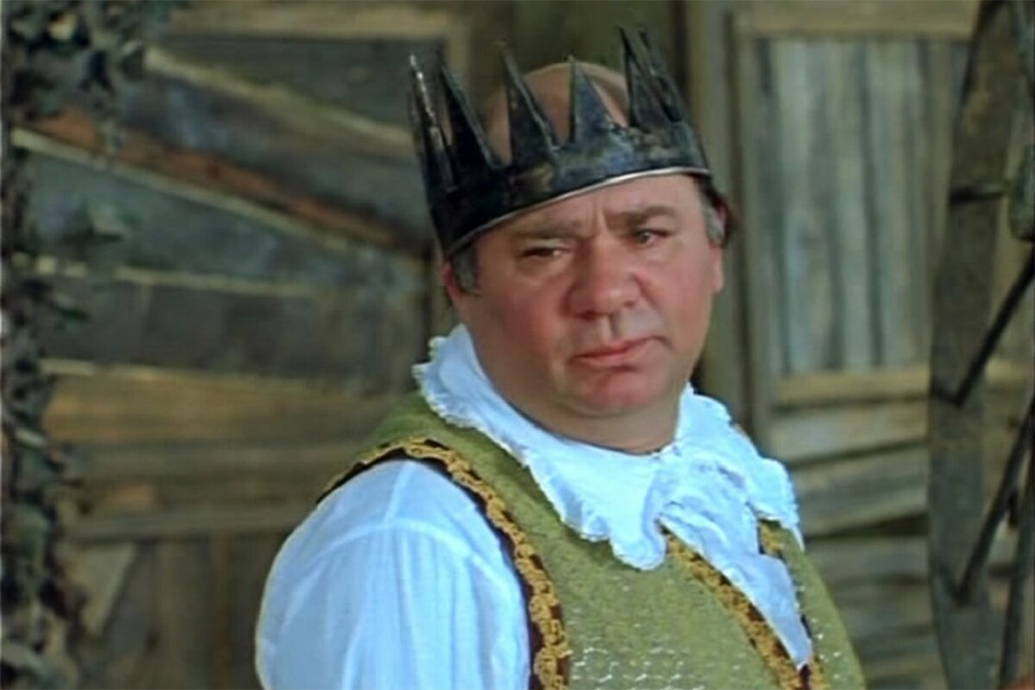За свою карьеру Леонов успел сменить несколько театров. В 1969 г. он перешел из Театра им. Станиславского в Театр им. Маяковского, а с 1974-го служил в Театре им. Ленинского комсомола. В тот же период актер исполнил свои самые знаменитые роли в кино, которые стали классикой Среди них – фронтовик Иван Приходько в «Белорусском вокзале» (1971), заведующий Евгений Трошкин и Доцент в «Джентльменах удачи» (1971), отец семейства Андрей Сарафанов в «Старшем сыне» (1975), король в «Обыкновенном чуде» (1978).