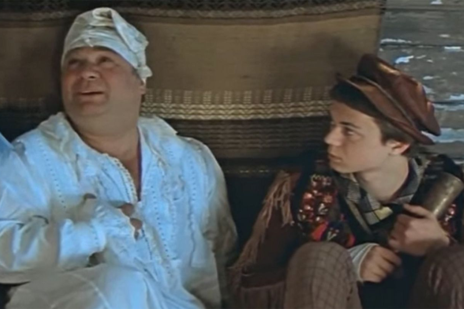 С 1957 г. Леонов был женат на Ванде Стойловой, которая после знакомства с будущим мужем начала работать заведующей литературной частью в театре «Ленком». В 1959 г. у пары родился сын Андрей, который тоже стал актером (наиболее известен по сериалу «Папины дочки») и даже снялся с отцом в «Гонщиках» (1973) и «Обыкновенном чуде» (на фото).