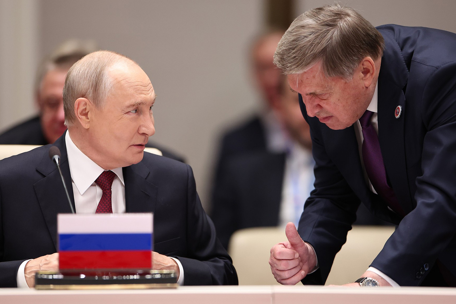 От российской стороны в Бишкек также прибыли глава МИД Сергей Лавров, вице-премьер Алексей Оверчук, замруководителя АП Максим Орешкин, пресс-секретарь президента Дмитрий Песков, помощник российского лидера Юрий Ушаков (на фото), министр экономического развития Максим Решетников, министр энергетики Сергей Цивилев, глава РФПИ Кирилл Дмитриев и гендиректор «Росатома» Алексей Лихачев.