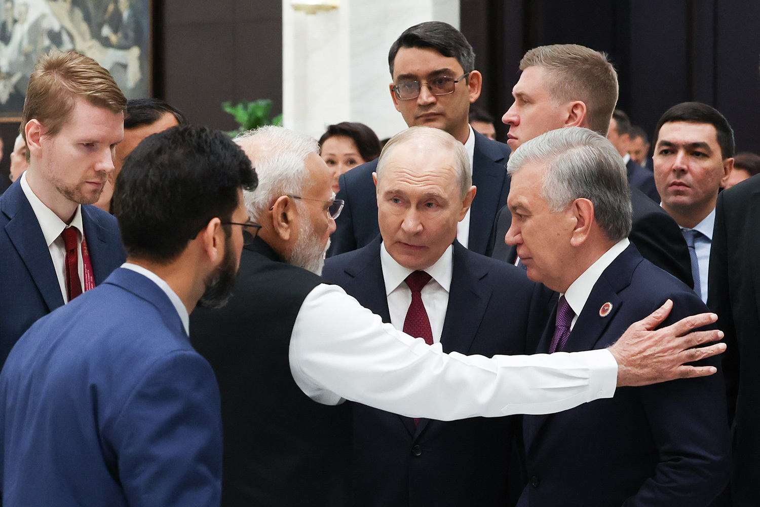 Премьер-министр Индии Нарендра Моди, российский лидет Владимир Путин и президент Узбекистана Шавкат Мирзиёев (слева направо).