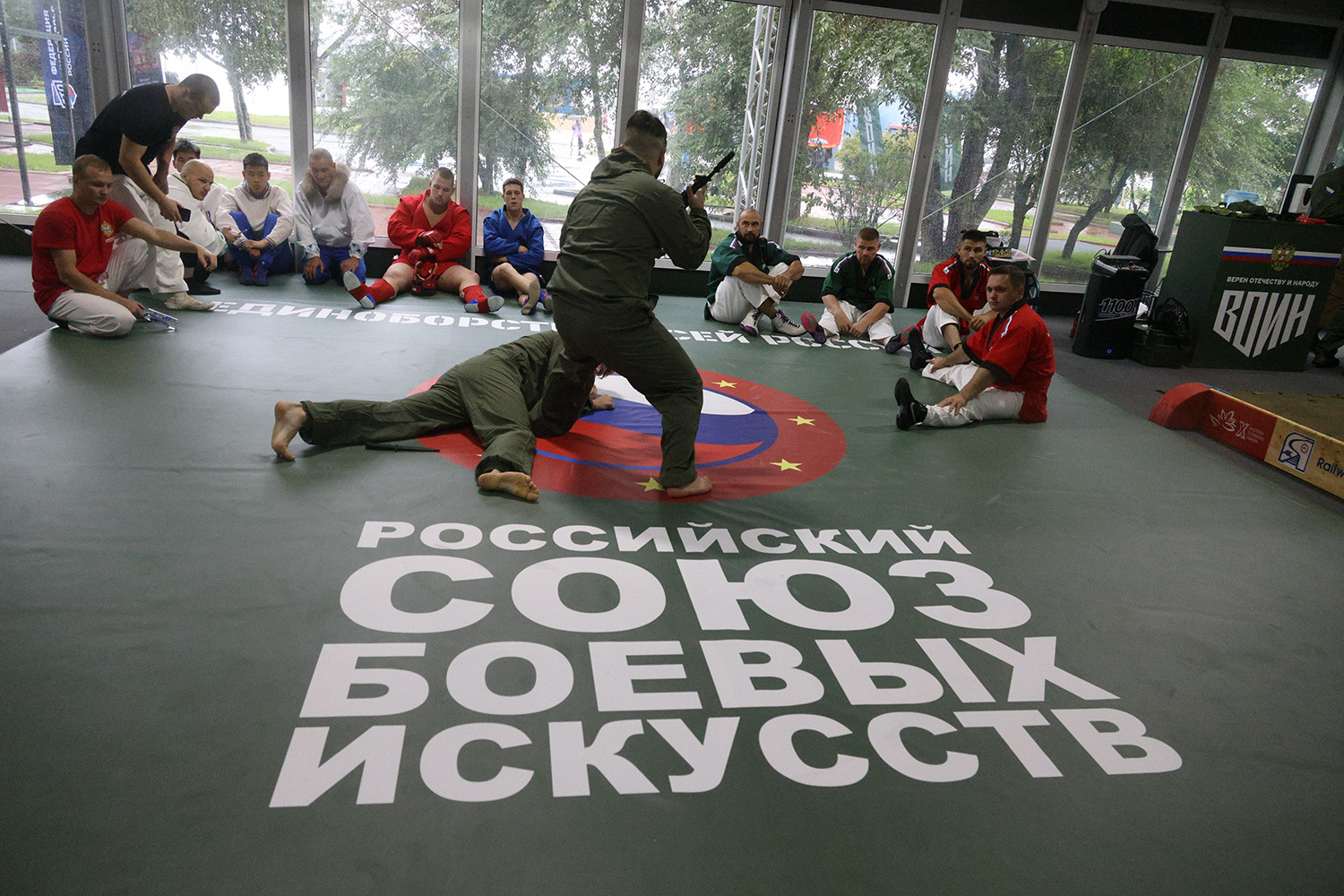 На площадке центра «Воин» в рамках Восточного экономического форума на общем татами проходят показательные выступления и мастер-классы. Программа Российского союза боевых объединяет 11 видов традиционных и национальных единоборств.
