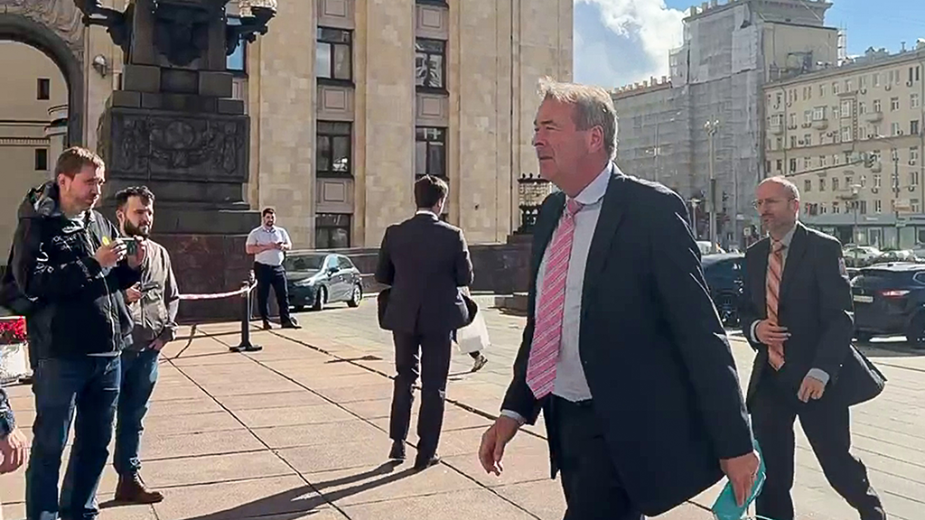 Временный поверенный в делах ФРГ в Москве Бернд Финке у здания Министерства иностранных дел РФ. 