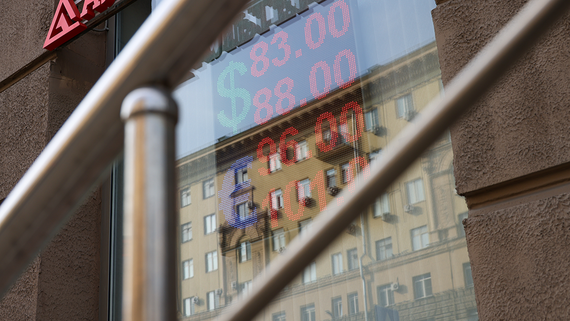 Официальный курс доллара приблизился к 87 рублям