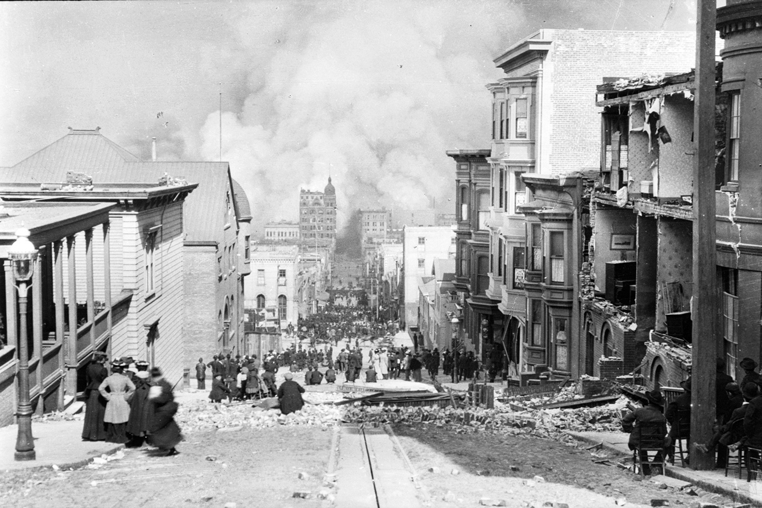 Рано утром 18 апреля 1906 г. в 3 км от Сан-Франциско произошло мощное землетрясение магнитудой 7,9. Но основной урон американскому городу (до 80%) нанесло не само бедствие, а последовавшие за ним масштабные пожары. Устраивали их, в том числе, сами жители, поскольку дома многих из них были застрахованы от пожаров, но не от землетрясений. Кроме того, вызванные толчками разрушения нарушили работу магистрального водопровода, а глава пожарной службы погиб при землетрясении. В результате борьба с огнем была организована и проведена плохо, за четверо суток сгорели 28 000 зданий, без крыши над головой остались до 300 000 человек – три четверти от всего населения. Около 3000 человек погибли. Несмотря на разрушительные последствия Сан-Франциско был быстро восстановлен и уже в 1915 г. принимал Всемирную выставку.