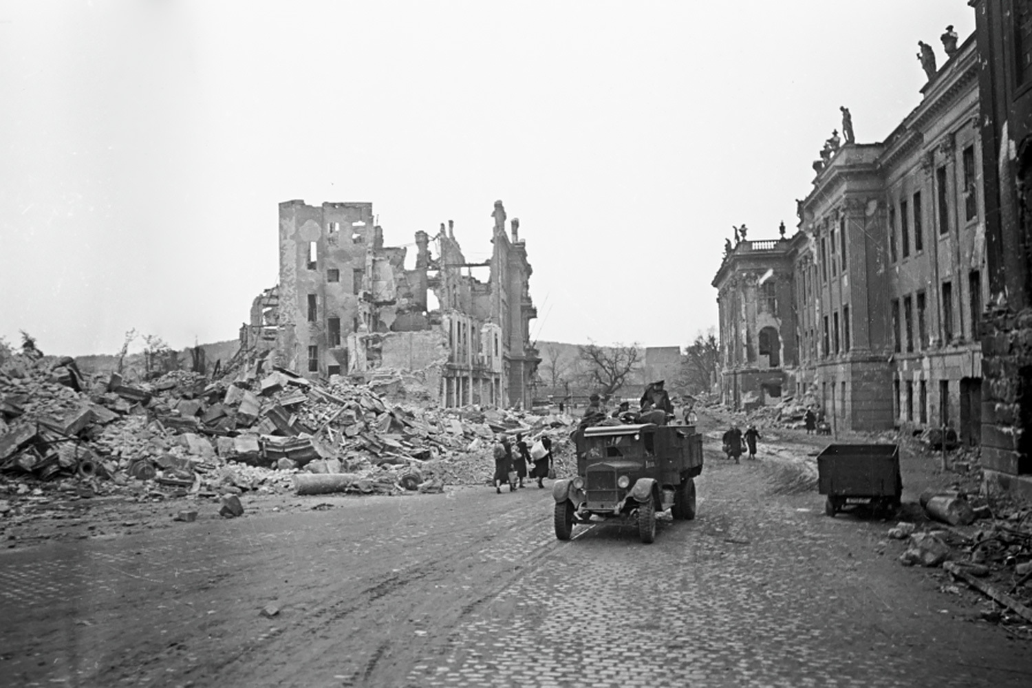 Один из крупнейших рукотворных пожаров в истории произошел 13-14 февраля 1945 г., когда на завершающем этапе Второй мировой войны англо-американская авиация провела несколько волн бомбардировок немецкого города Дрездена. Использование тысяч фугасных и зажигательных бомб привело к появлению огненного смерча, температура в центре которого достигала 1500 градусов. «Дрезден был похож на Луну – одни минералы. Камни раскалились», – писал потом свидетель тех событий американский писатель Курт Воннегут в посвященной бомбардировке «Бойне номер пять». В результате пожаров три четверти города сгорело, до 25 000 человек погибли.