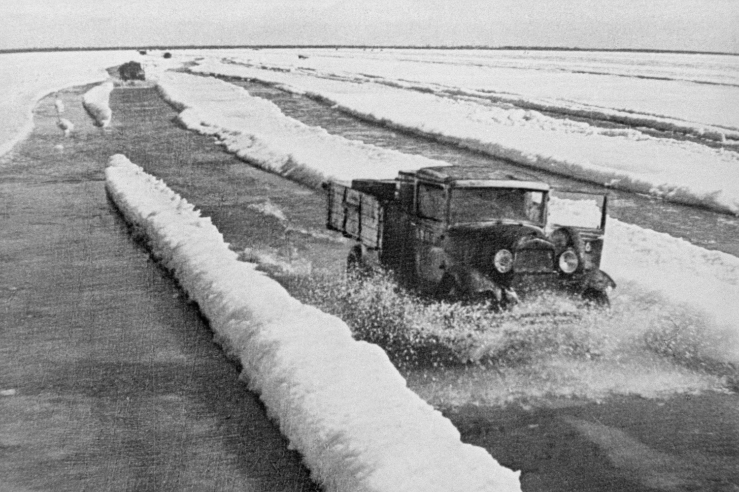 Работа на «Дороге жизни» была смертельно опасной: немецкие позиции находились всего в 12–15&nbsp;км, ее постоянно обстреливали и бомбили с воздуха. Каждая четвертая машина не возвращалась из рейса. Чтобы успеть выпрыгнуть при провале под лед, водители держали дверцы открытыми, а чтобы не заснуть от усталости – вешали в кабине котелок с гайками. Со временем трасса превратилась в полноценную магистраль. Вдоль нее появились дорожные знаки, фонари, пункты обогрева и медпомощи. По дну Ладоги проложили топливный трубопровод и электрический кабель от Волховской ГЭС, а ленинградские физики разработали приборы для измерения колебаний льда – это помогло определить безопасные скорости движения.