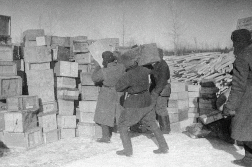 За все время работы «Дороги жизни» – с сентября 1941-го по март 1943 г. – в осажденный город было доставлено более 1,6 млн т грузов: продовольствие, боеприпасы, топливо. Из Ленинграда эвакуировали около 1,37 млн человек – в основном женщин, детей и стариков. Кроме того, вывезли около 3700 вагонов промышленного оборудования и предметов искусства. Благодаря поставкам по ледовой трассе нормы выдачи хлеба удалось увеличить более чем вдвое, что спасло сотни тысяч жизней.