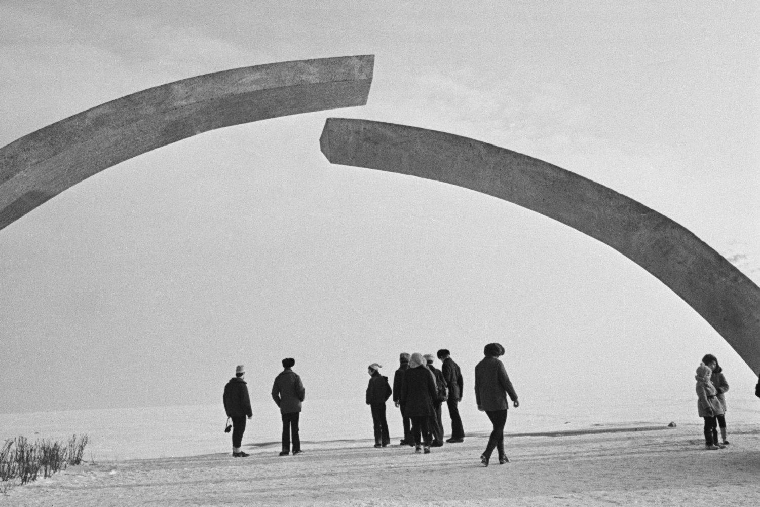 18 января 1943 г. советские войска освободили Шлиссельбург, блокада была прорвана. «Дорогу жизни» сменила железная дорога, получившая название «Дорога Победы». 29 октября 1966 г. на западном берегу Ладожского озера открыли мемориал «Разорванное кольцо». Две бетонные полуарки высотой 7&nbsp;м олицетворяют вражескую блокаду, а просвет между ними – прорыв кольца и спасительную «Дорогу жизни». В&nbsp;2015. на площадке зажгли Вечный огонь.