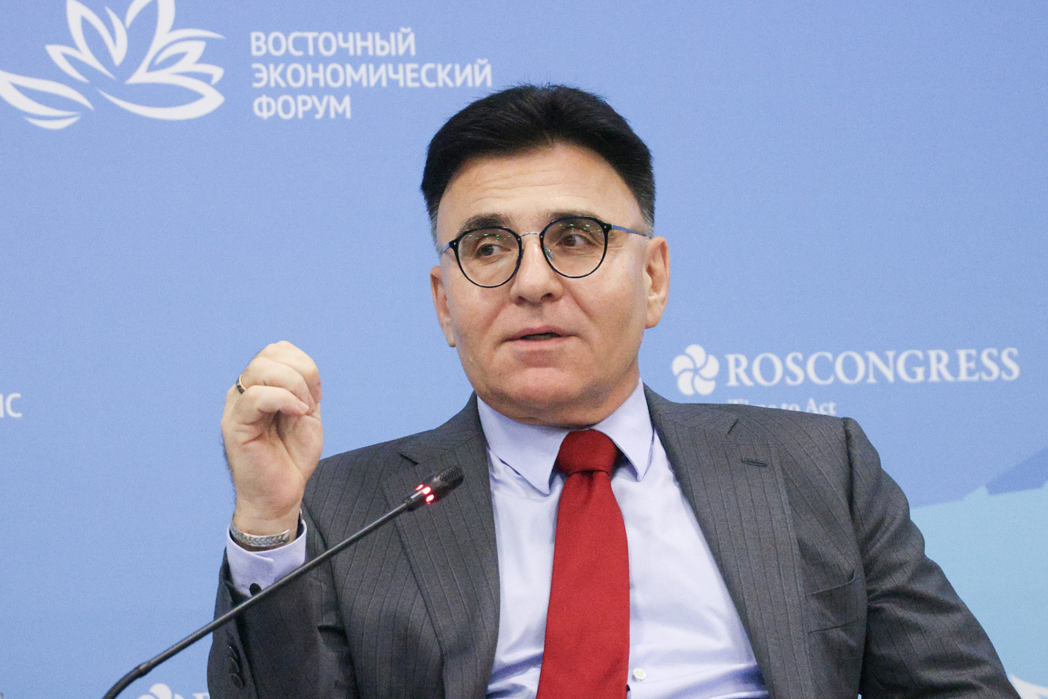 Генеральный директор «Газпром-медиа холдинга» Александр Жаров – о синергии маркетплейсов и контент-платформ:«Наш главный тезис: будущее за сотрудничеством. Мы готовы строить новую реальность вместе с маркетплейсами, объединяя наши сильные стороны – эмоции, доверие и культурный код с их транзакционной мощью и масштабом аудитории. Именно такая синергия определит лидеров следующего десятилетия».