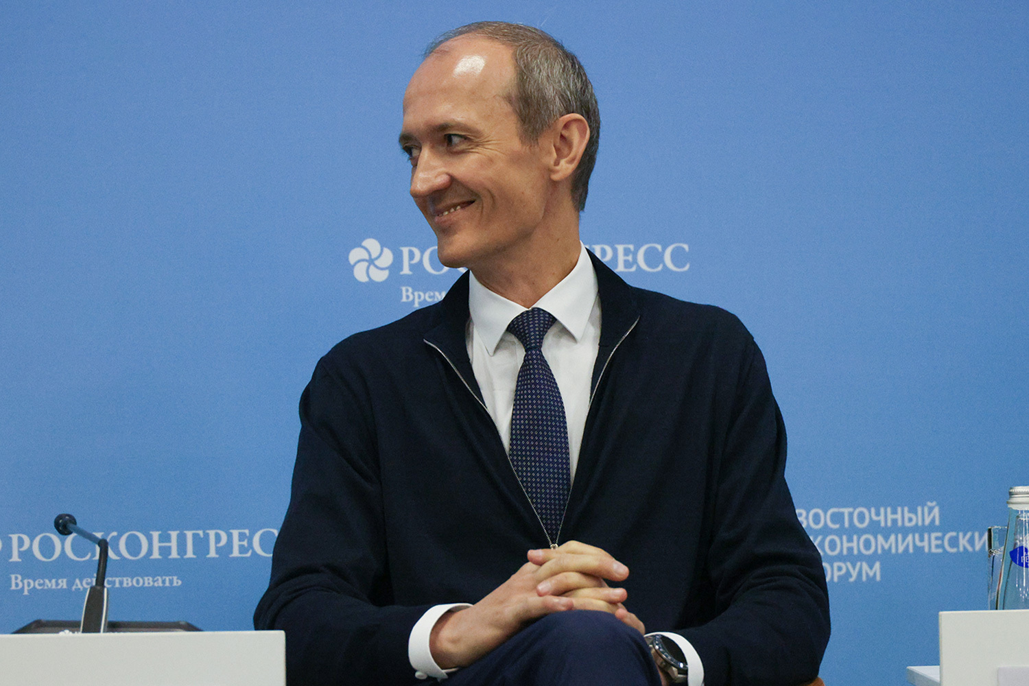 Вице-премьер – руководитель аппарата правительства Дмитрий Григоренко – об эволюционном подходе:«Нельзя смотреть на это черно-бело. Это мир, в котором мы живем, и если мы хотим сделать по-другому, то надо делать, а не рассуждать о том, кто какой, и о том, что есть возможность написать диплом. Задача эволюционно сделать так, чтобы приносить эффект и пользу зумерам, бумерам, работодателю».