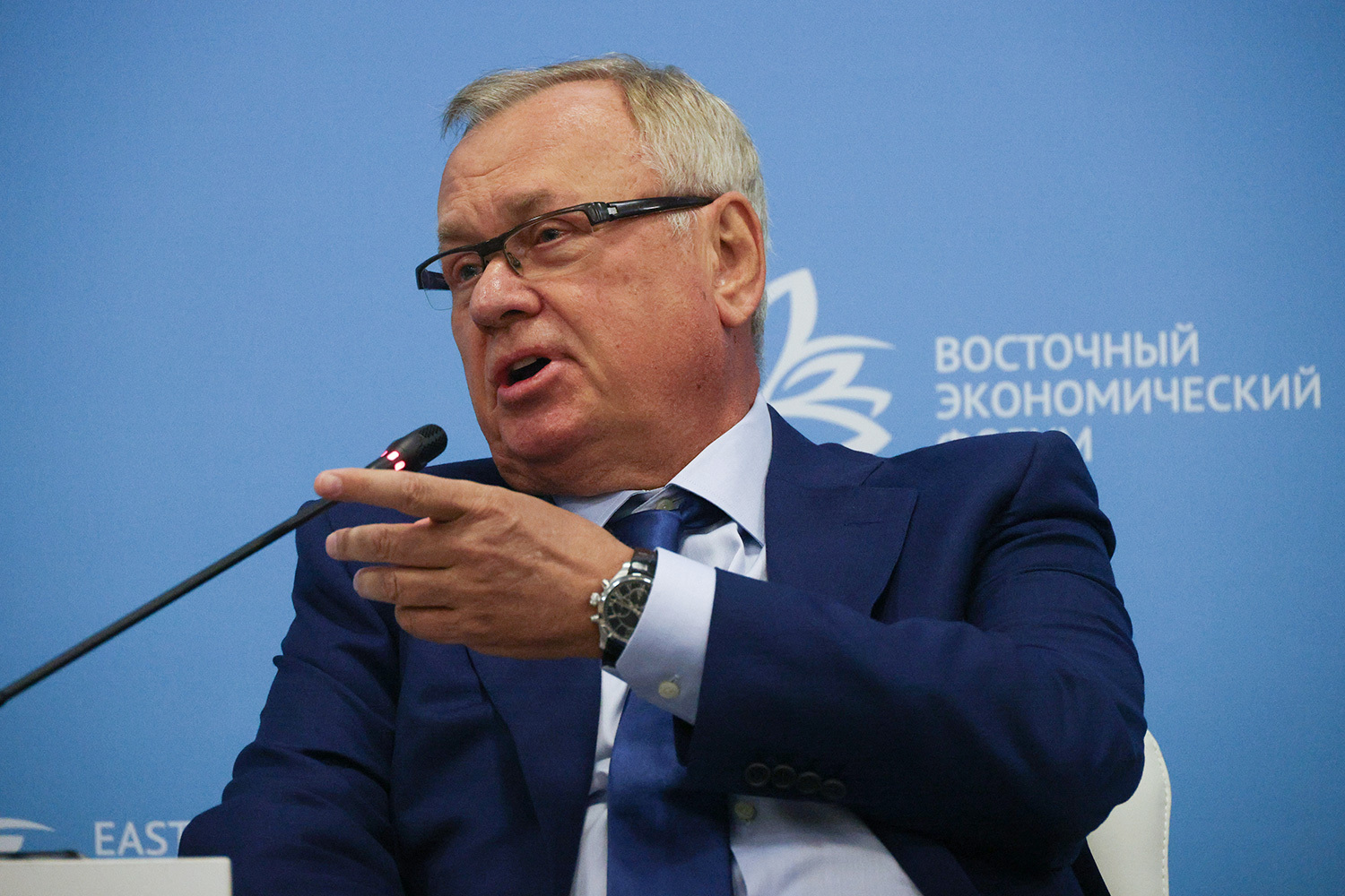 Глава ВТБ Андрей Костин – о частных цифровых валютах:«За криптовалютами все равно будущее. Другое дело – за какими. Потому что частные, негосударственные криптовалюты, конечно, порождают понятное сопротивление со стороны абсолютно всех стран в лице центральных банков».