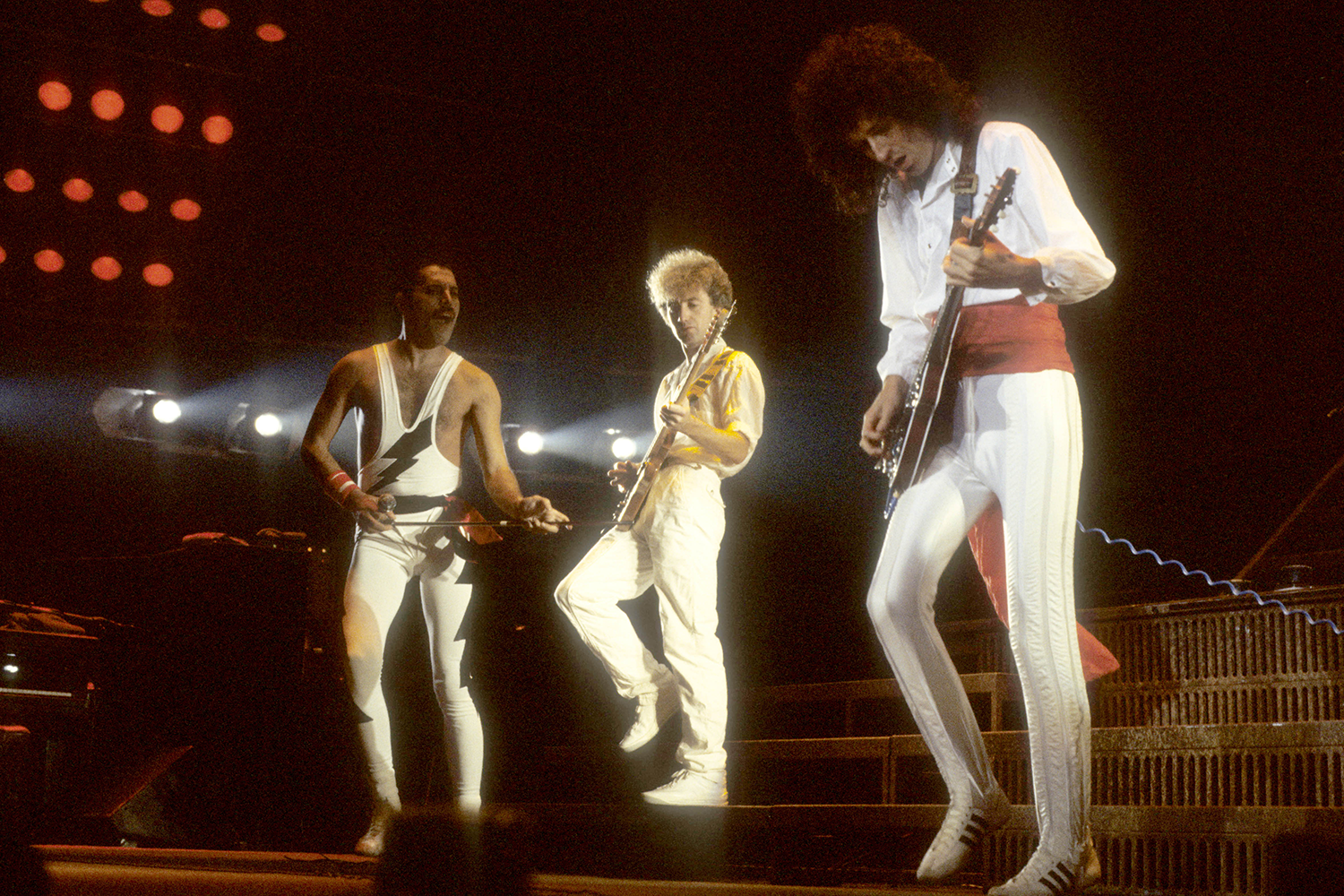 В 1973 г. Queen подписала контракты с лейблами EMI Records и Elektra Records. В том же году вышел дебютный альбом группы, который критики назвали одним из самых ярких явлений в рок-музыке. А уже в 1975 г. увидел свет бессмертный сингл Bohemian Rhapsody, выдержанный в оперной стилистике, который девять недель возглавлял британские чарты. Песню едва не отказались выпускать из-за ее продолжительности и нестандартного звучания, но Фредди настоял на своем – и она мгновенно стала хитом.