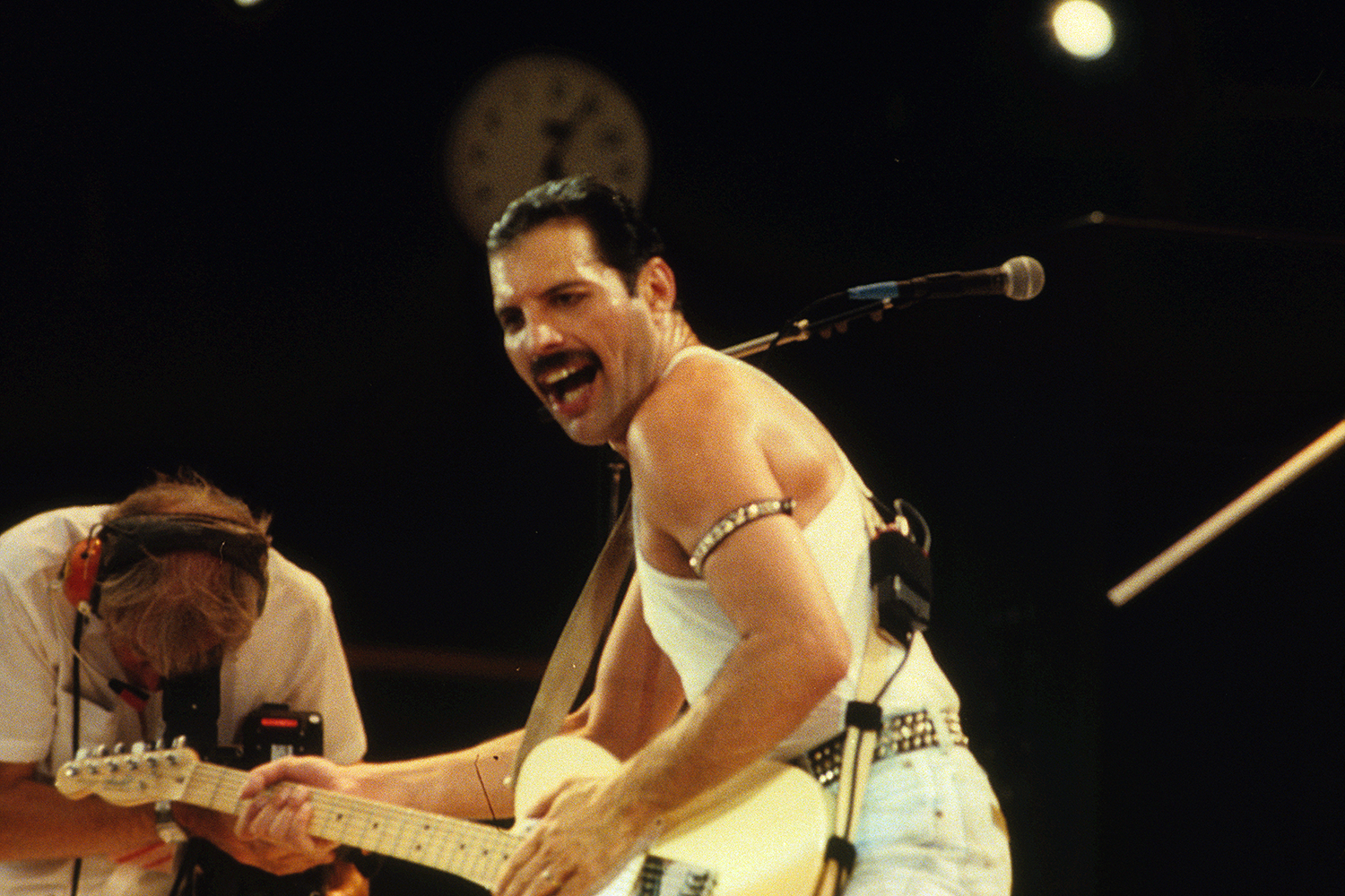 Queen стали основоположниками стадионного рока. Песни We Will Rock You и We Are the Champions, вышедшие в 1977 г., стали главными мировыми спортивными гимнами благодаря простому ритму для участия толпы и победному смыслу. В 1981 г. шоу группы в Сан‑Паулу собрало 231 000 зрителей – на тот момент это был мировой рекорд. Выступление на благотворительном фестивале Live Aid в 1985-м получило широкое освещение в мировых СМИ.