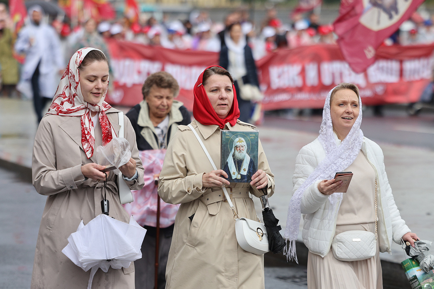 Участники шествия прошли по маршруту от Храма Христа Спасителя до Новодевичьего монастыря по Пречистенской и Фрунзенской набережным и Хамовническому валу.