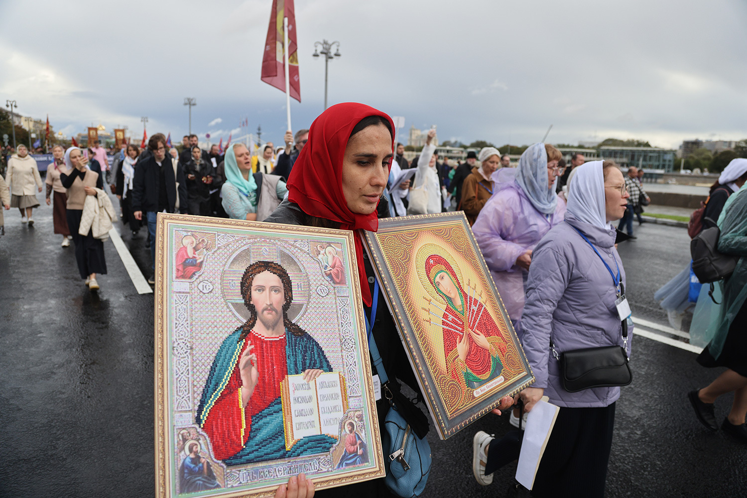 Патриарх Кирилл заявил 6 сентября, что традиция проведения Общемосковского крестного хода вновь начала устанавливаться. «И сегодня мы внесем еще один вклад в то, чтобы эта традиция утверждалась, чтобы молитва ко всем святым, в земле Московской просиявшим, к святителю Петру, стала достоянием и следующих поколений», – рассказал он.