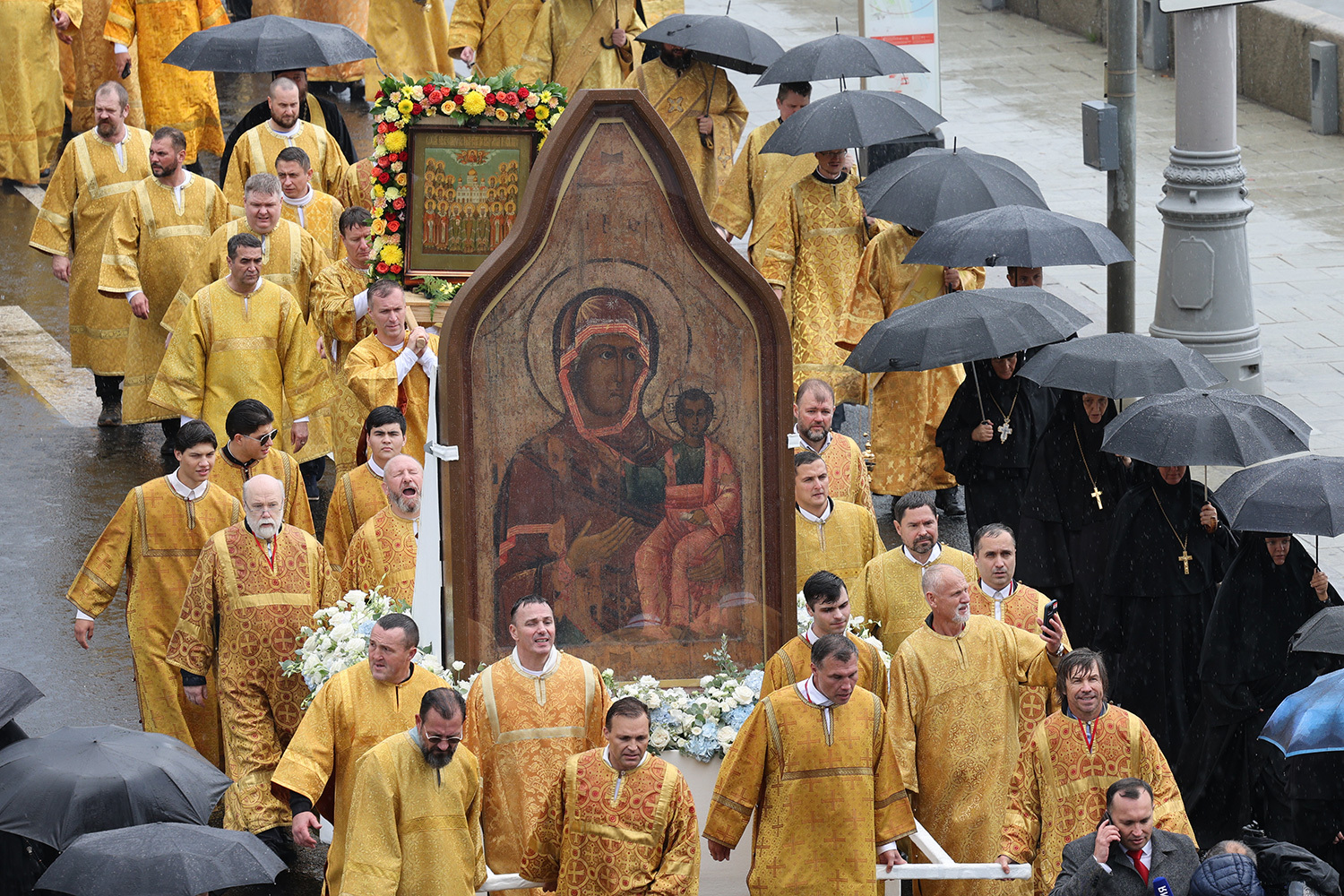 Во главе торжественного шествия был пронесен список (копия) Смоленской иконы Божией Матери. С историей этой святыни и связан крестный ход.