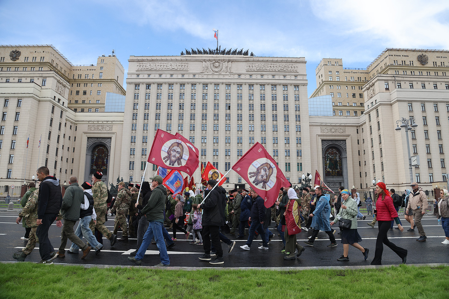 На всем протяжении маршрута для участников была организована поддержка: дежурство волонтеров, пункты раздачи питьевой воды, санитарные зоны и медицинская помощь.