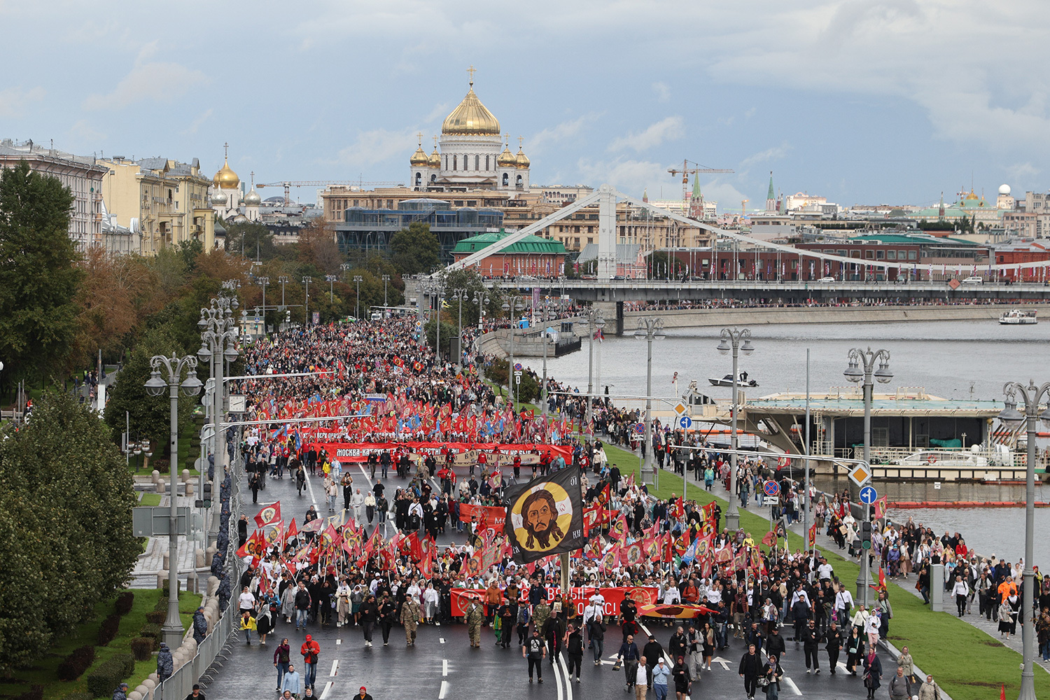 6 сентября, в праздник Собора Московских святых, в столице прошел Общемосковский крестный ход, традиция проведения которого была возрождена в 2025 г. О том, как прошло одно из древнейших молитвенных шествий страны – в галерее «Ведомостей».