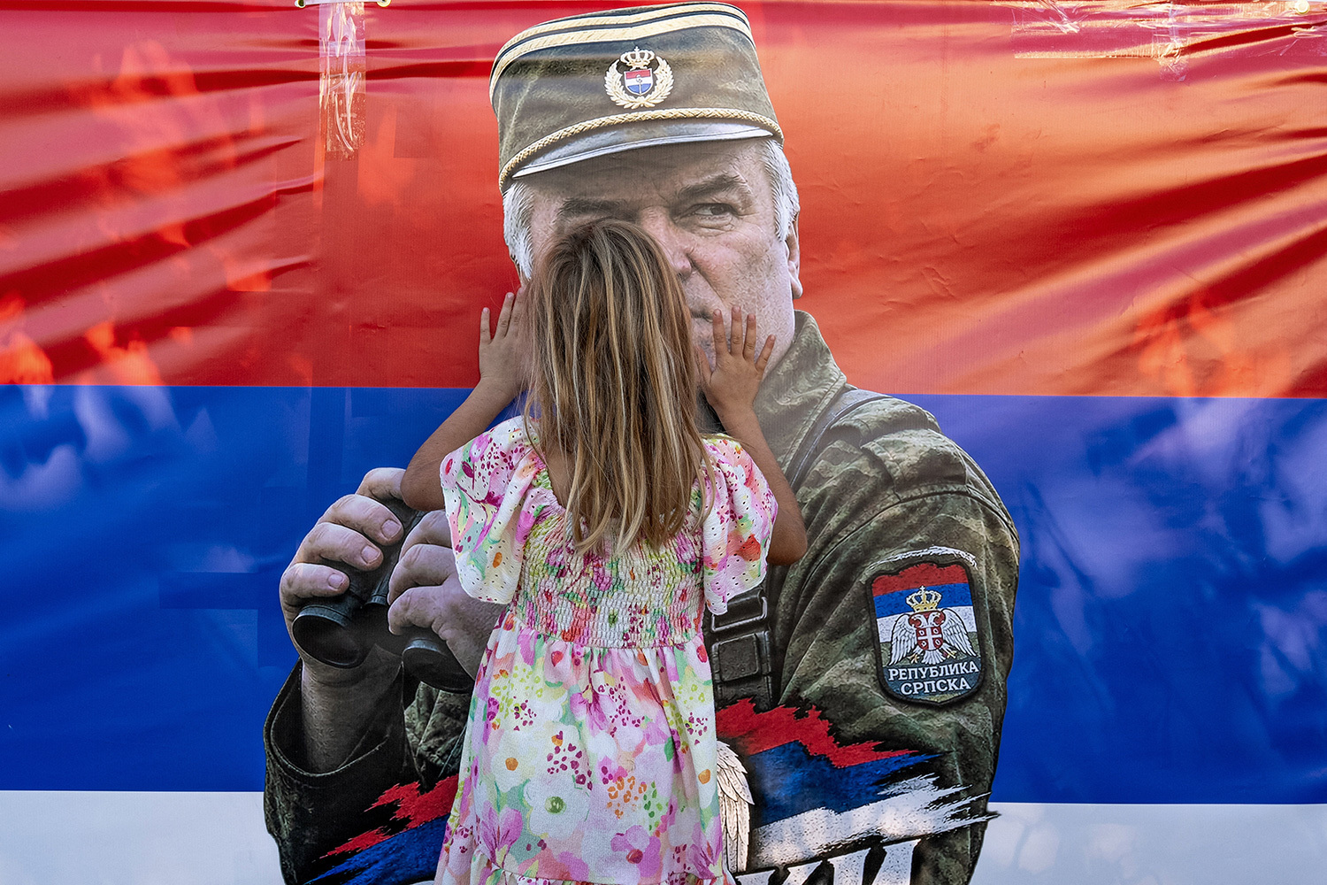 Фасад здания напротив церкви сторонники Младича украсили масштабным 20-метровым транспарантом с надписью «Сербский герой».