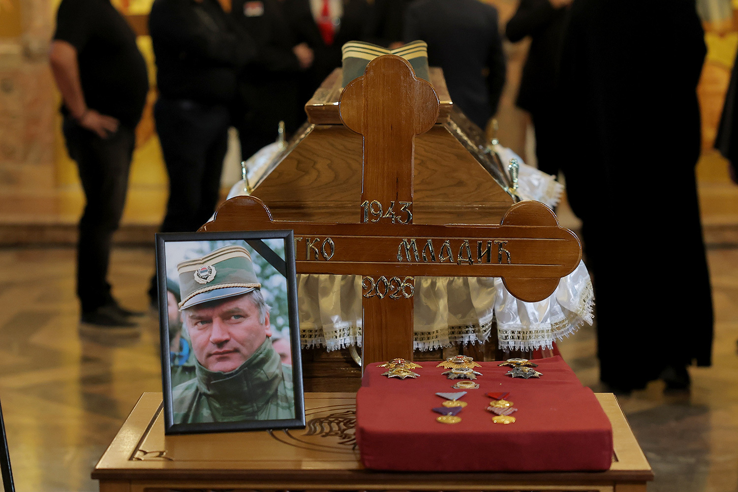 У гроба были выставлены личные боевые награды генерала. За несколько часов до начала похорон собравшиеся зажигали свечи у храма.