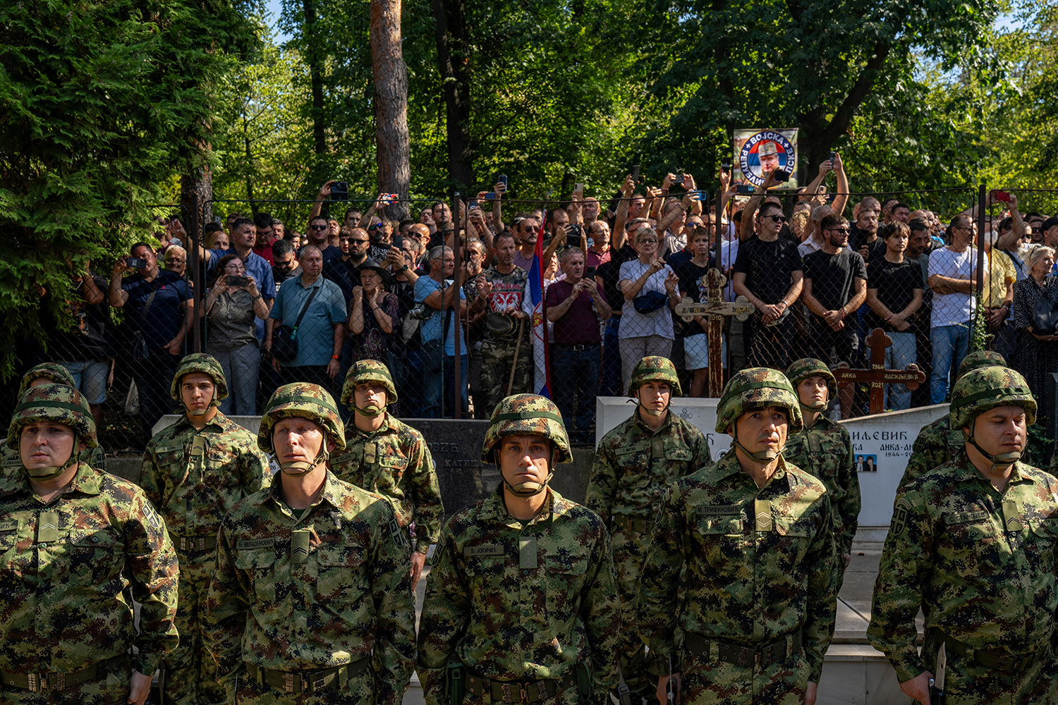 В&nbsp;ЕС раскритиковали решение Сербии похоронить Младича с&nbsp;почестями. Еврокомиссар по расширению Марта Кос из-за этого отменила запланированный визит в страну. В 2017 г. Младич был признан виновным Международным трибуналом по бывшей Югославии (в частности, в причастности к резне в Сребренице в 1995 г.) и приговорен к пожизненному заключению за геноцид, военные преступления и преступления против человечности.