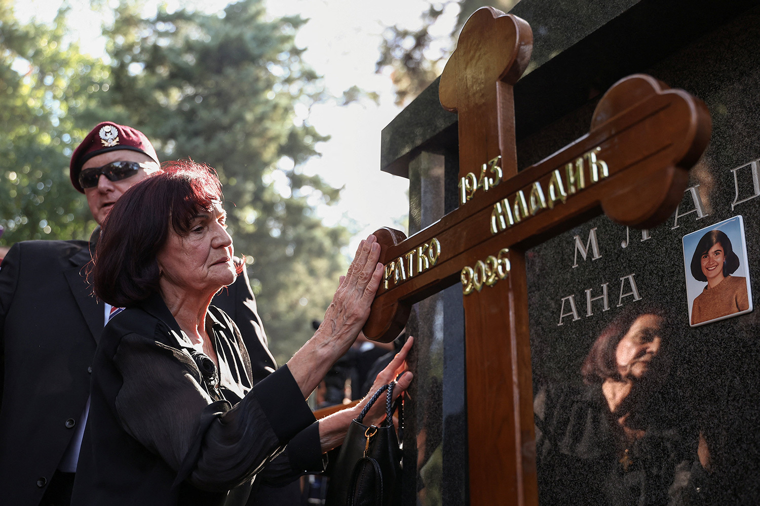 Семья Младича – вдова, сын и внуки – принимала соболезнования от сотен прибывших людей. После завершения церковной службы масштабная похоронная процессия двинулась пешком через район Кошутняк в сторону места погребения.
