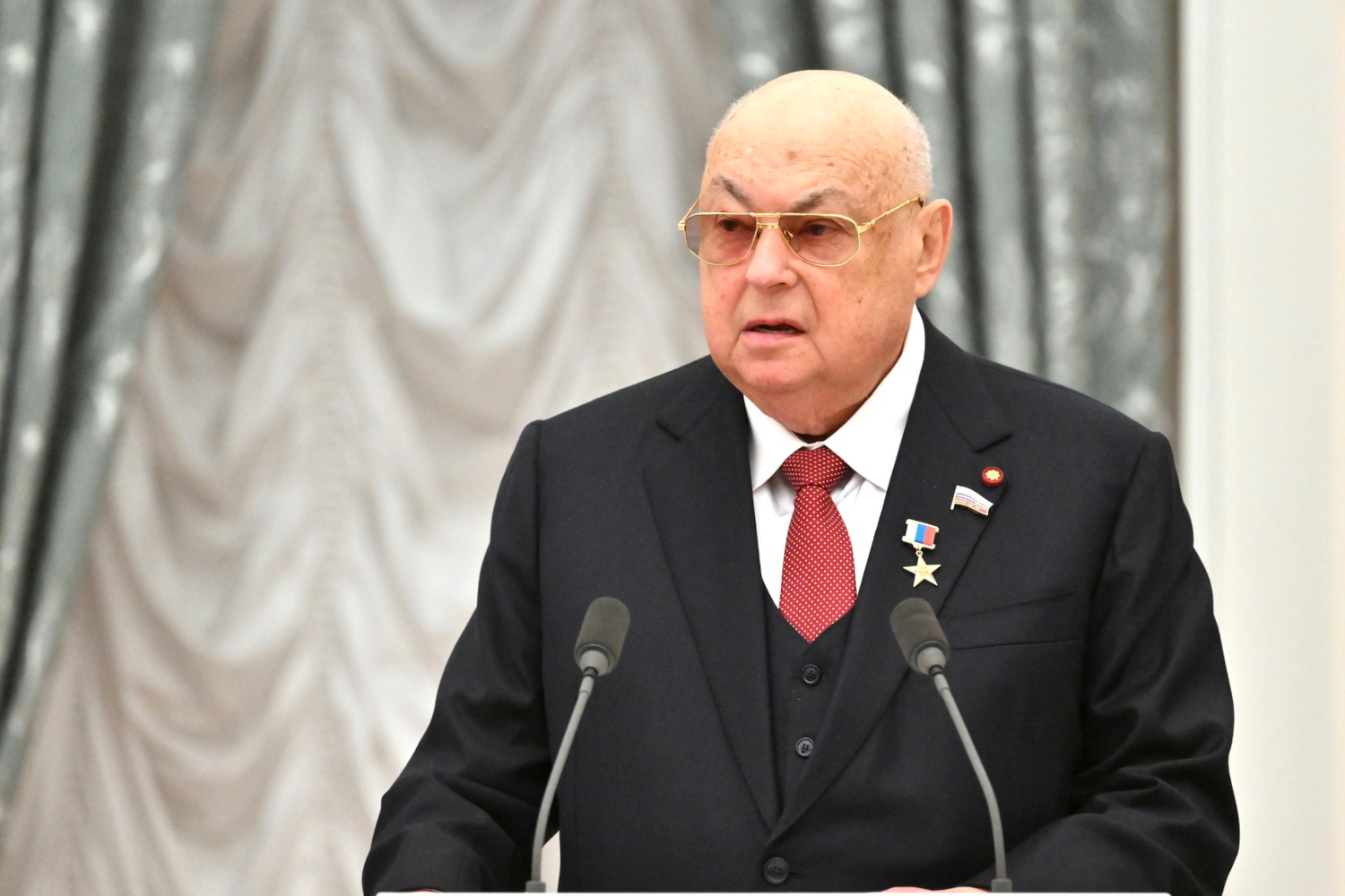 Депутат Госдумы от «Единой России», бывший первый вице-мэр Москвы Владимир Ресин получил звание 6 ноября 2024 г. с формулировкой: «За большие заслуги в развитии российской государственности и многолетнюю плодотворную трудовую деятельность».