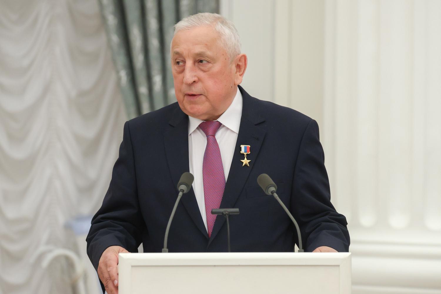 Председатель комитета Госдумы по развитию Дальнего Востока и Арктики Николай Харитонов (КПРФ) получил награду 14 декабря 2023 г. «за особые трудовые заслуги перед государством и народом». Спустя неделю Компартия выдвинула его на президентские выборы 2024 г.