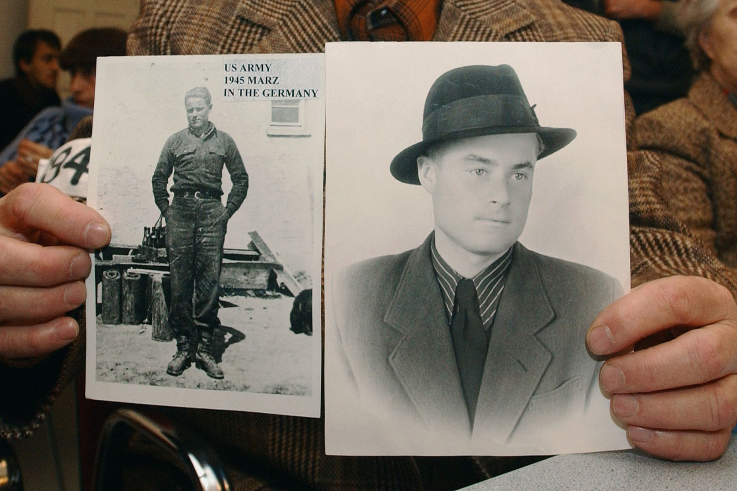Восстание в Кенгире (СССР, Казахстан, 1954)16 мая в 3-м лагерном отделении Степлага вспыхнул беспрецедентный мятеж. Около 5200 заключенных восстали против произвола администрации и регулярных расстрелов. Вытеснив охрану за пределы лагеря, они возвели баррикады, сформировали выборный комитет, наладили работу радиоузла и создали полноценную систему обороны, что позволило удерживать территорию целых 40 дней. Вместе с двумя мужскими зонами в бунте участвовала и женская. Власти сумели подавить сопротивление только военным путем – на территорию лагеря вошли регулярные части и танки Т-34. По разным оценкам, в результате операции погибли от 46 до нескольких сотен человек. На фото один из участников восстания Степного лагеря (слева: снимок времен ВОВ, справа: освобожденный после бунта 1954 г.).