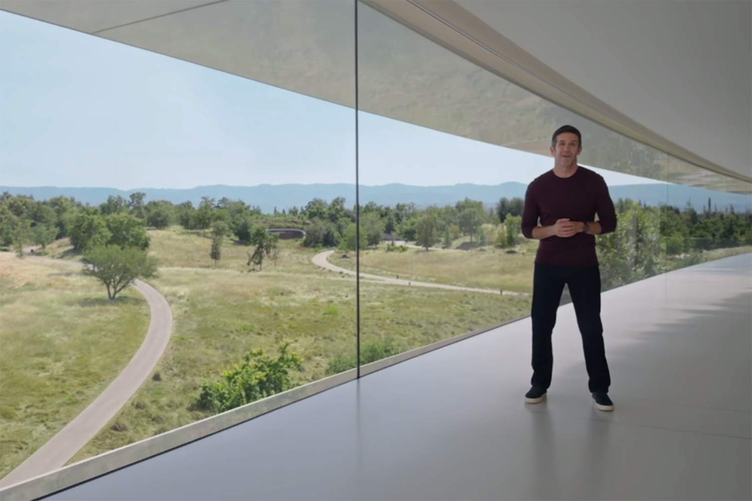 Презентацию впервые провел новый гендиректор Apple – Джон Тернус, возглавивший компанию с 1 сентября (Тим Кук после 15 лет на посту стал исполнительным председателем совета директоров). 50-летний Тернус работает в Apple с 2001 г., начинал карьеру в команде продуктового дизайна с разработки внешних дисплеев, а в 2013 г. был назначен вице-президентом по аппаратной инженерии, а в 2021 г. – старшим вице-президентом в подчинении Кука. Он курировал ключевые аппаратные направления, включая iPhone, iPad, Mac, Apple Watch и AirPods, и считается одним из архитекторов перехода компьютеров Mac на собственные процессоры Apple вместо Intel.