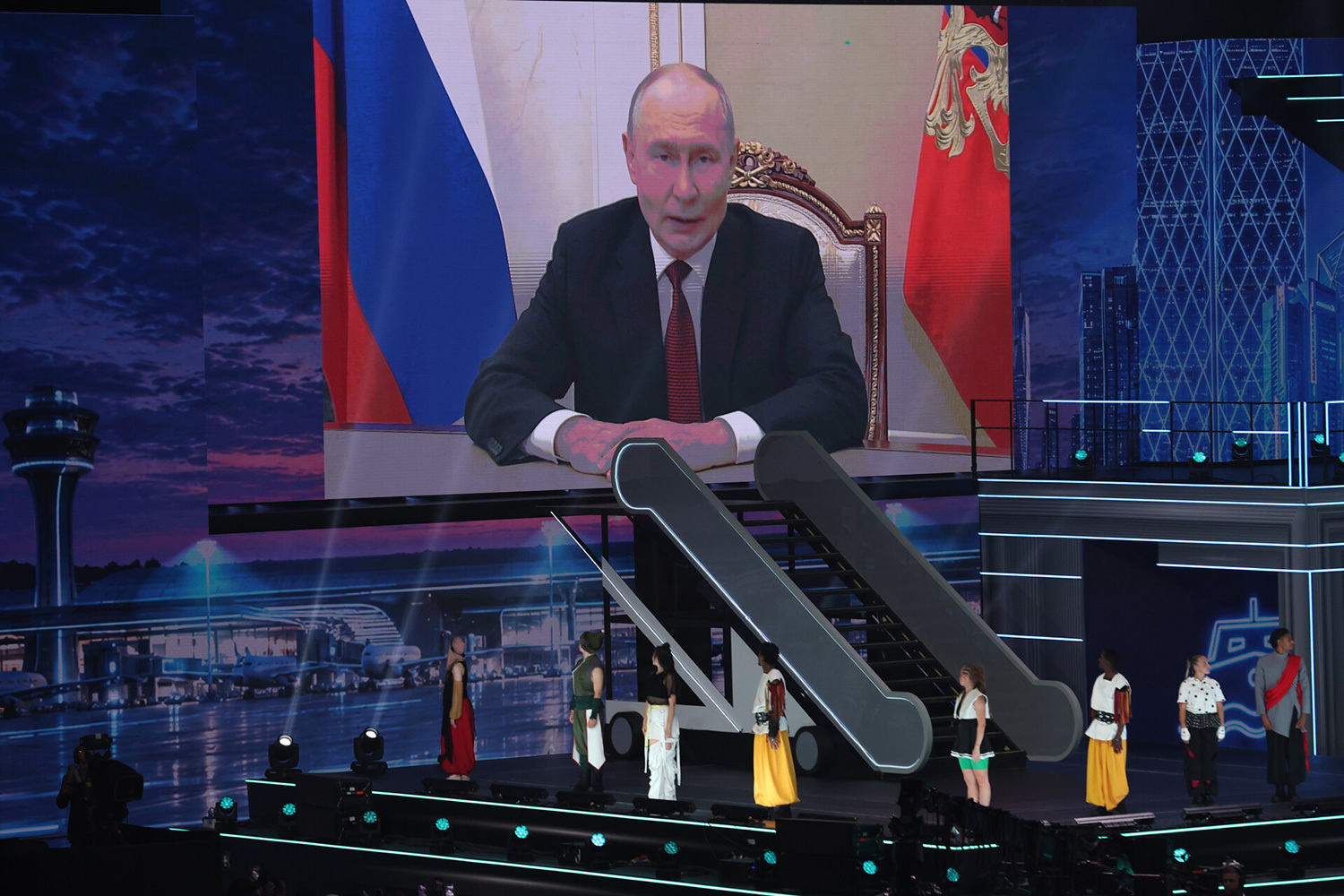 «Будем рады тем, кто решит присоединиться к нашим проектам в России. Но не менее рады, если и в своих странах, на своей любимой родине вы будете строить наш общий новый, открытый и, надеюсь, справедливый мир. В том, что у вас, у молодого поколения, все получится, – не сомневаюсь. Это ваше время. Следуйте за мечтой вместе с Россией!» – обратился по видео к участникам президент России Владимир Путин.