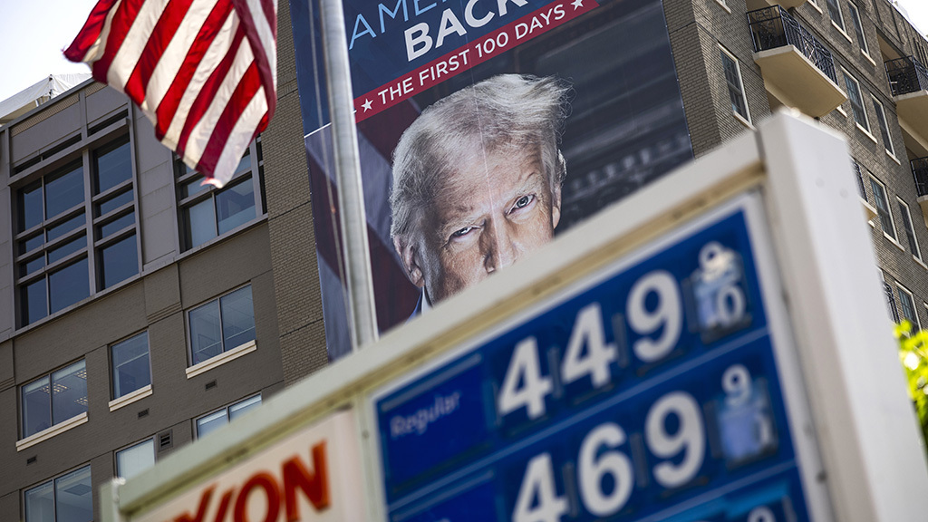 Дональд Трамп, взбудораживший мировые рынки конфликтом вокруг Ирана, пытается снять с себя ответственность за рост цен на топливо в США