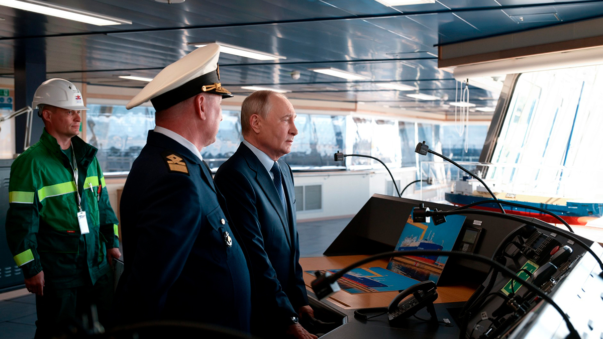 Владимир Путин во время визита на верфь «Звезда» осмотрел танкер-газовоз «Петр Столыпин» 