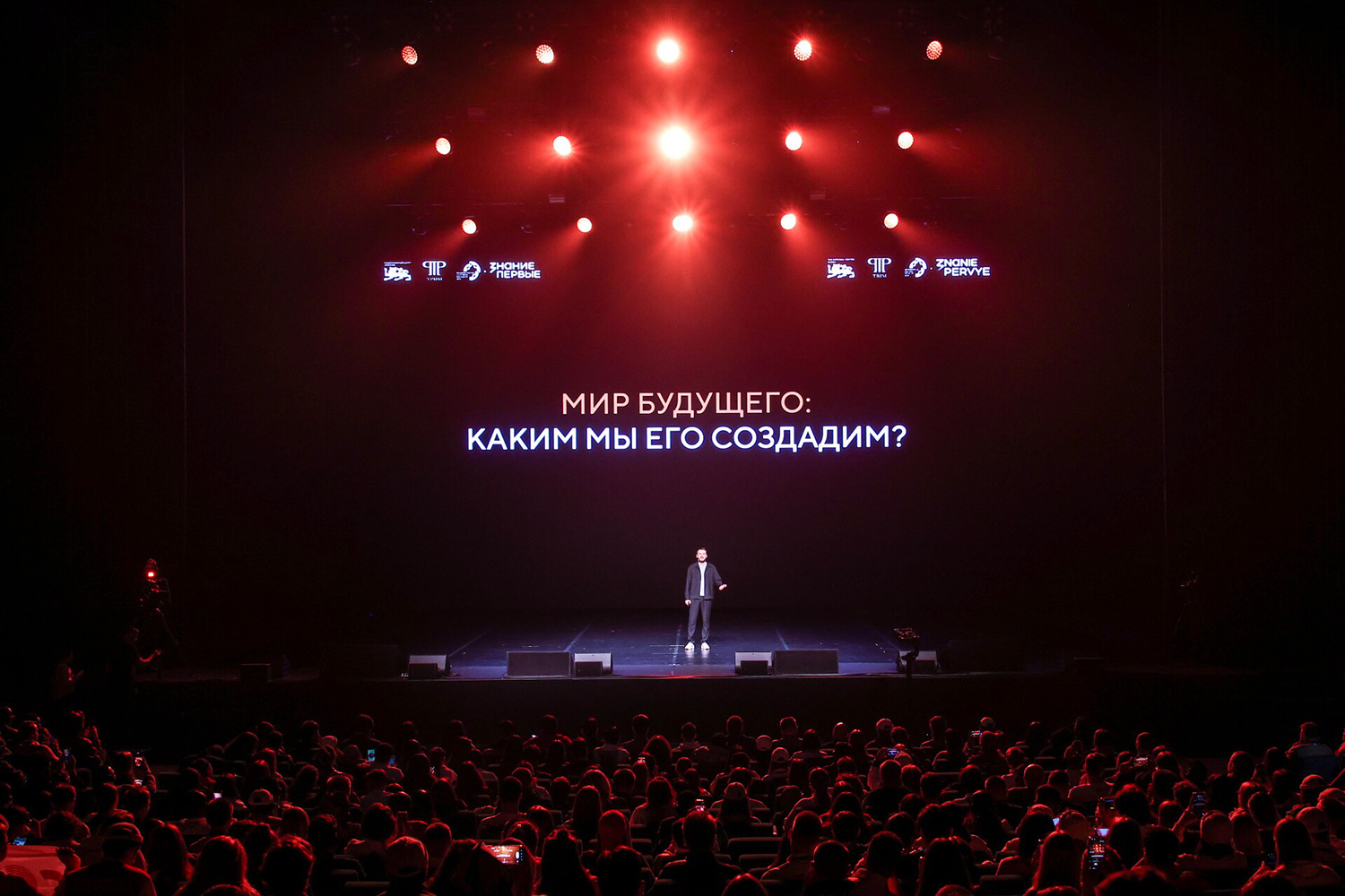 Орешкин – о новых барьерах на старте карьеры«В классической корпоративной пирамиде всегда было много позиций начального уровня, чуть меньше среднего уровня, а наверху, в наименьшем количестве, – высший менеджмент. Но сейчас мы сталкиваемся с той ситуацией, когда количество начальных позиций будет сокращаться в первую очередь. Потому что специалистам среднего звена при помощи искусственного интеллекта уже не нужно будет много помощников начального уровня... Это большая проблема для тех, кто будет выходить на рынок труда», – предупредил гостей МФМ замруководителя администрации президента России Максим Орешкин.